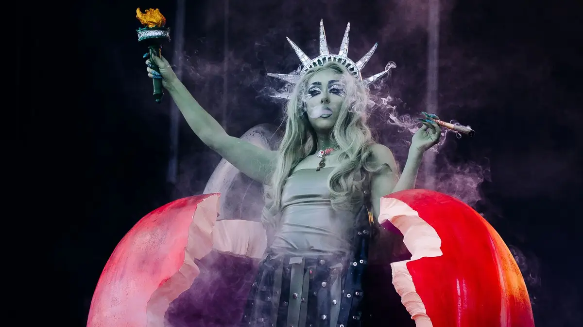 Your Guide To A Super Graphic Ultra Modern Girl Halloween: Iconic Chappell  Roan Costume Ideas
