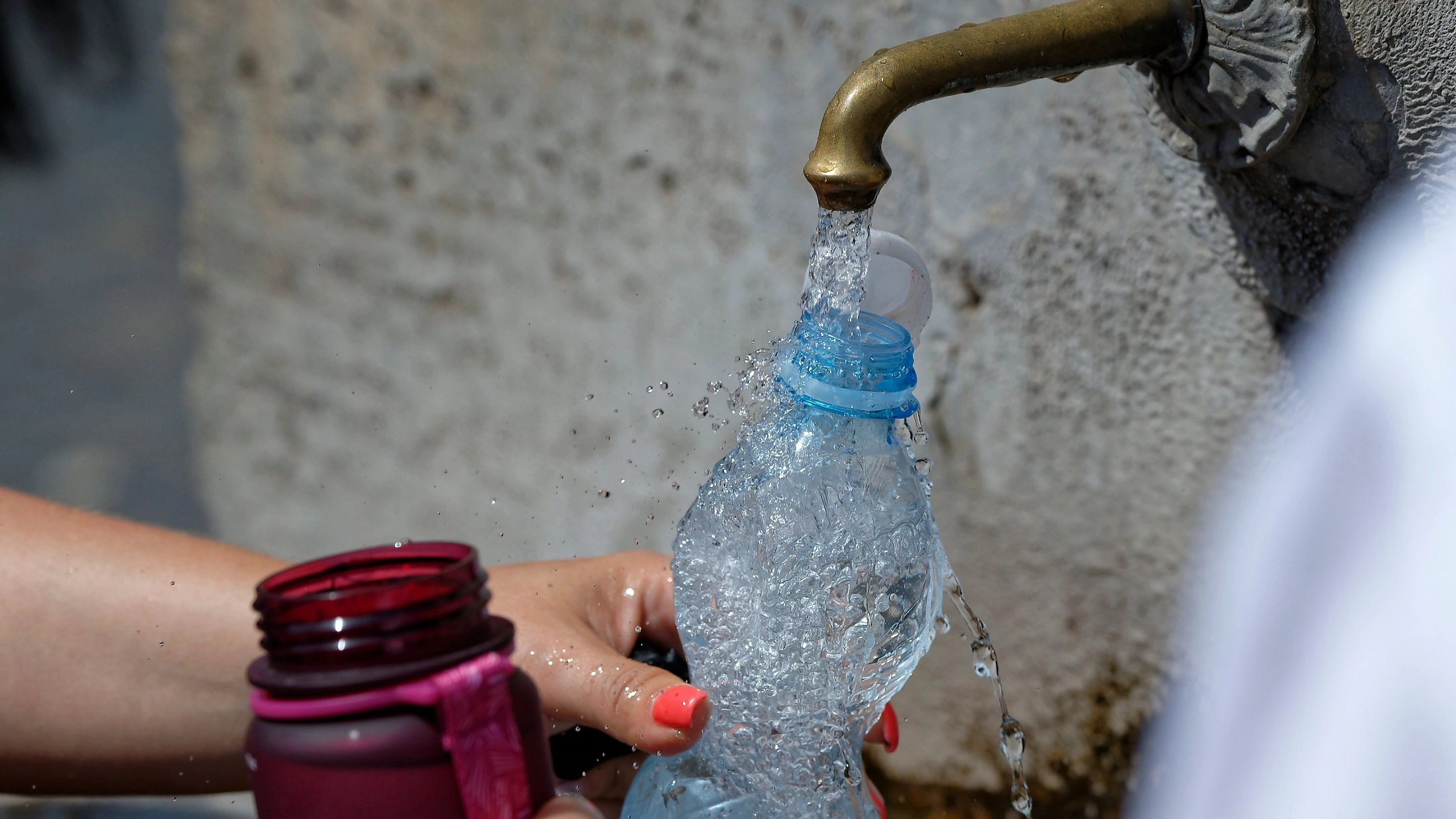 Experts warn against drinking from plastic water bottles
