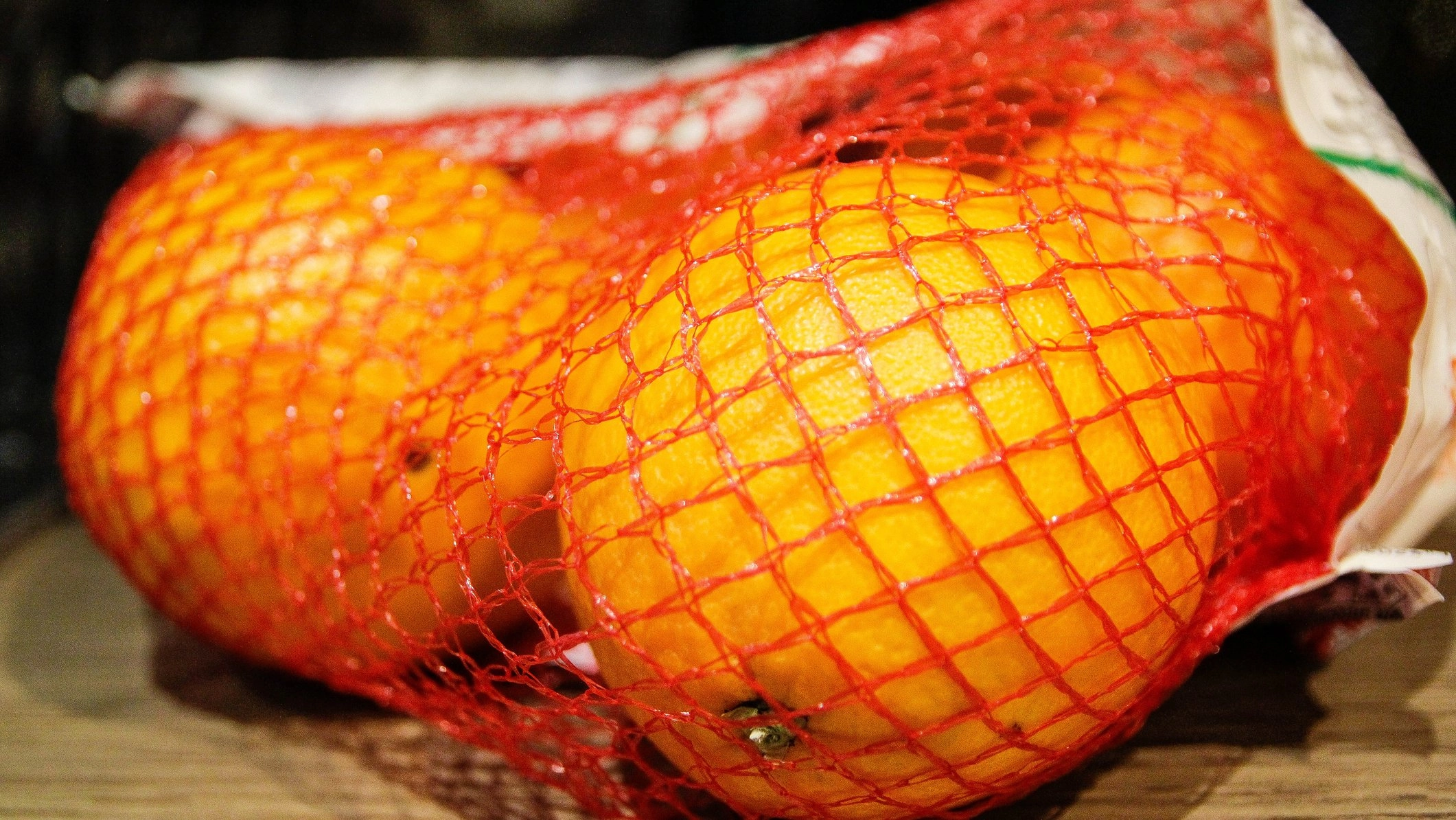 A clever trick you fall for every time you buy oranges at a supermarket