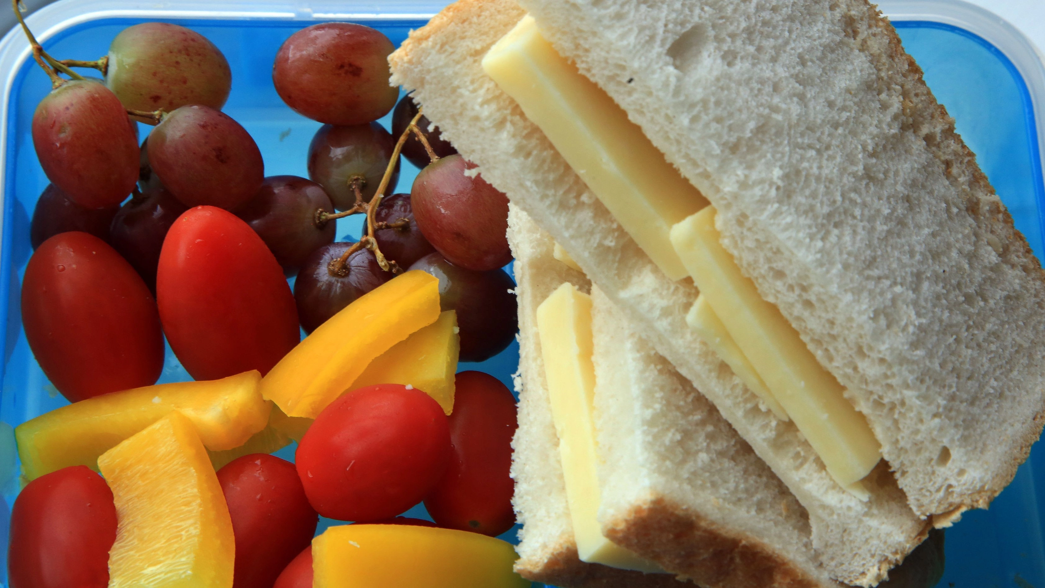 Disgruntled mum sticks note on her kid’s lunchbox after teacher criticises habits