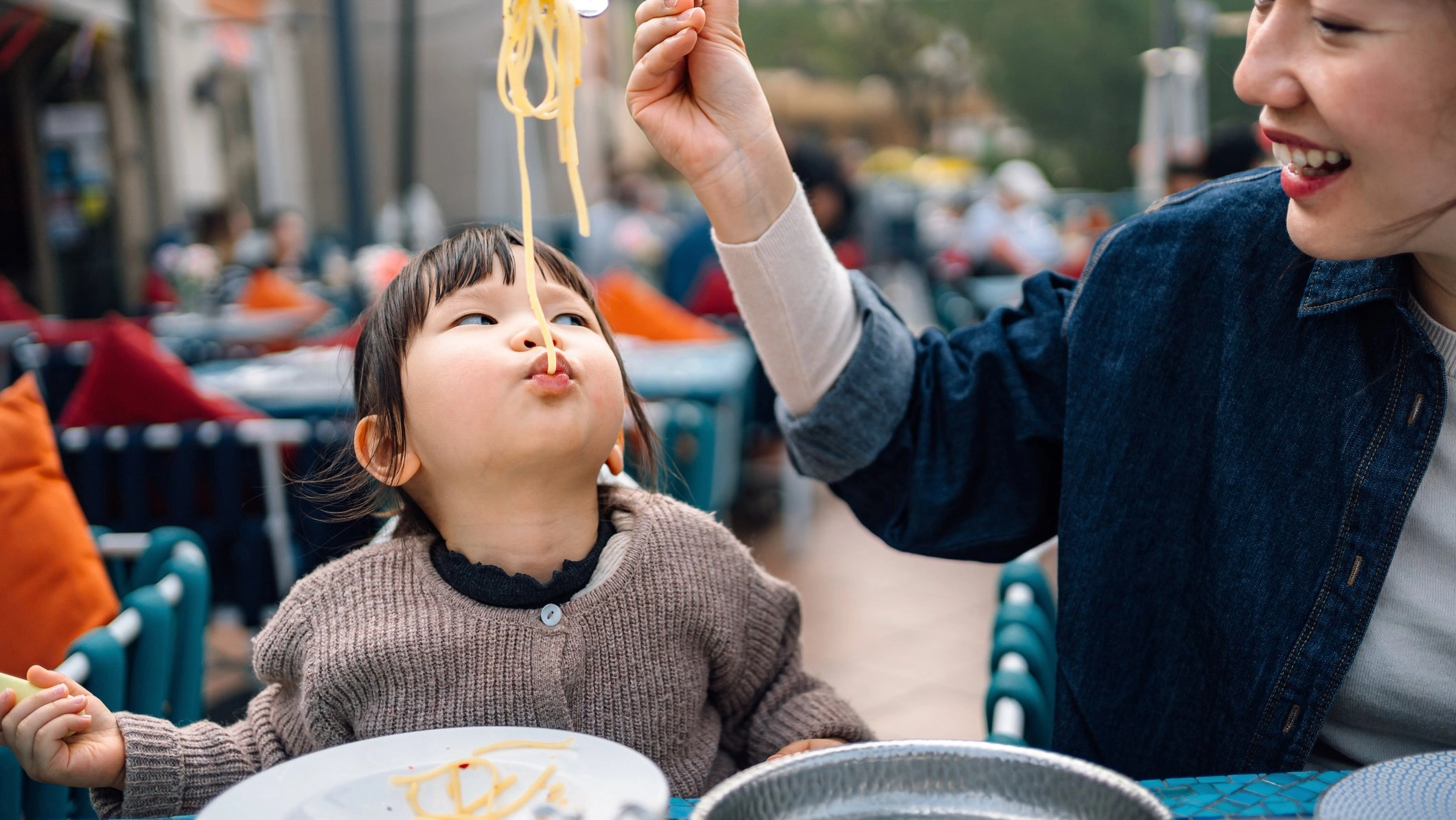Mum splits opinion after bringing toddler's own meal to restaurant
