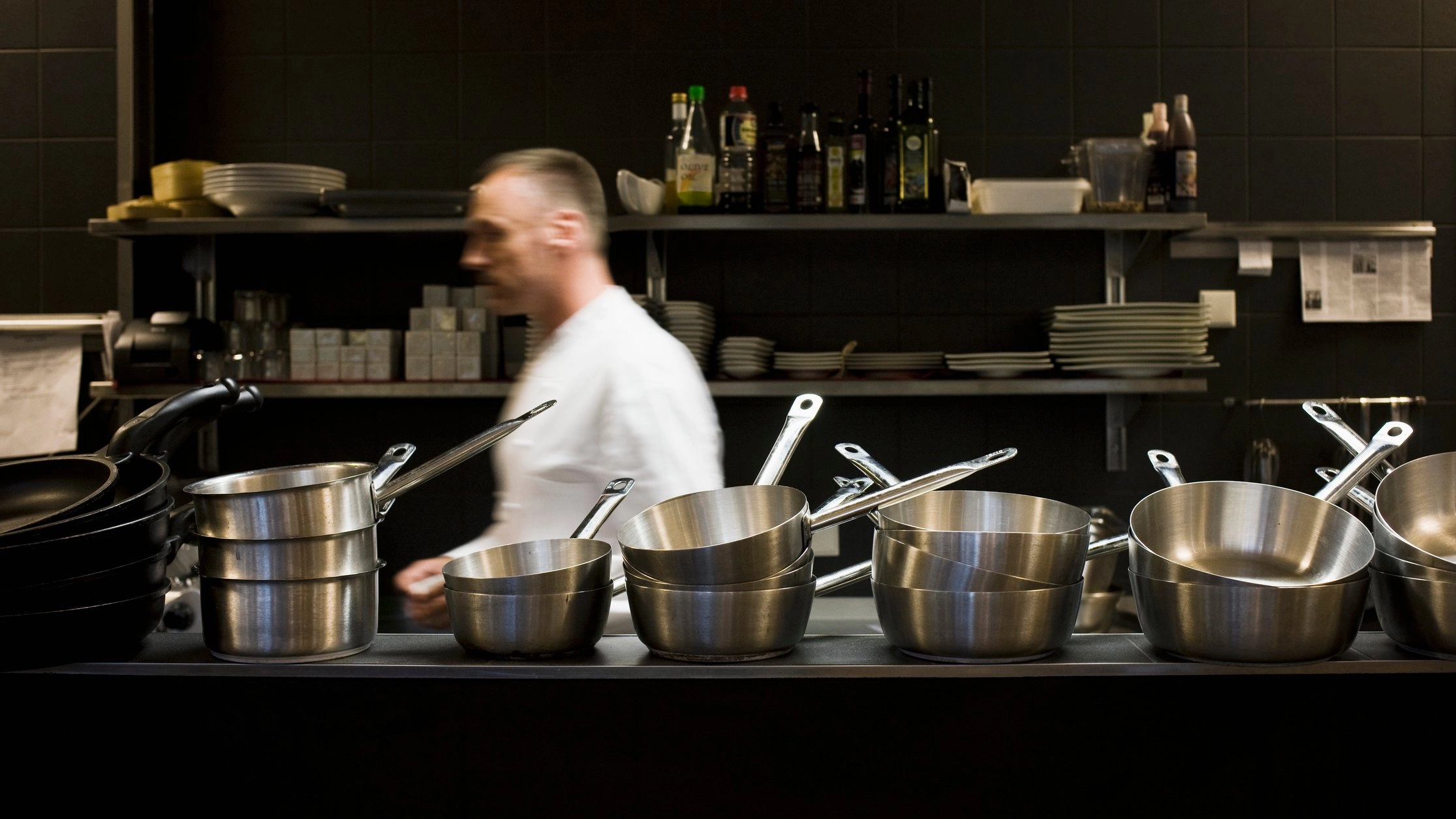 Server calls out table of 16 who turned up 45 minutes before closing