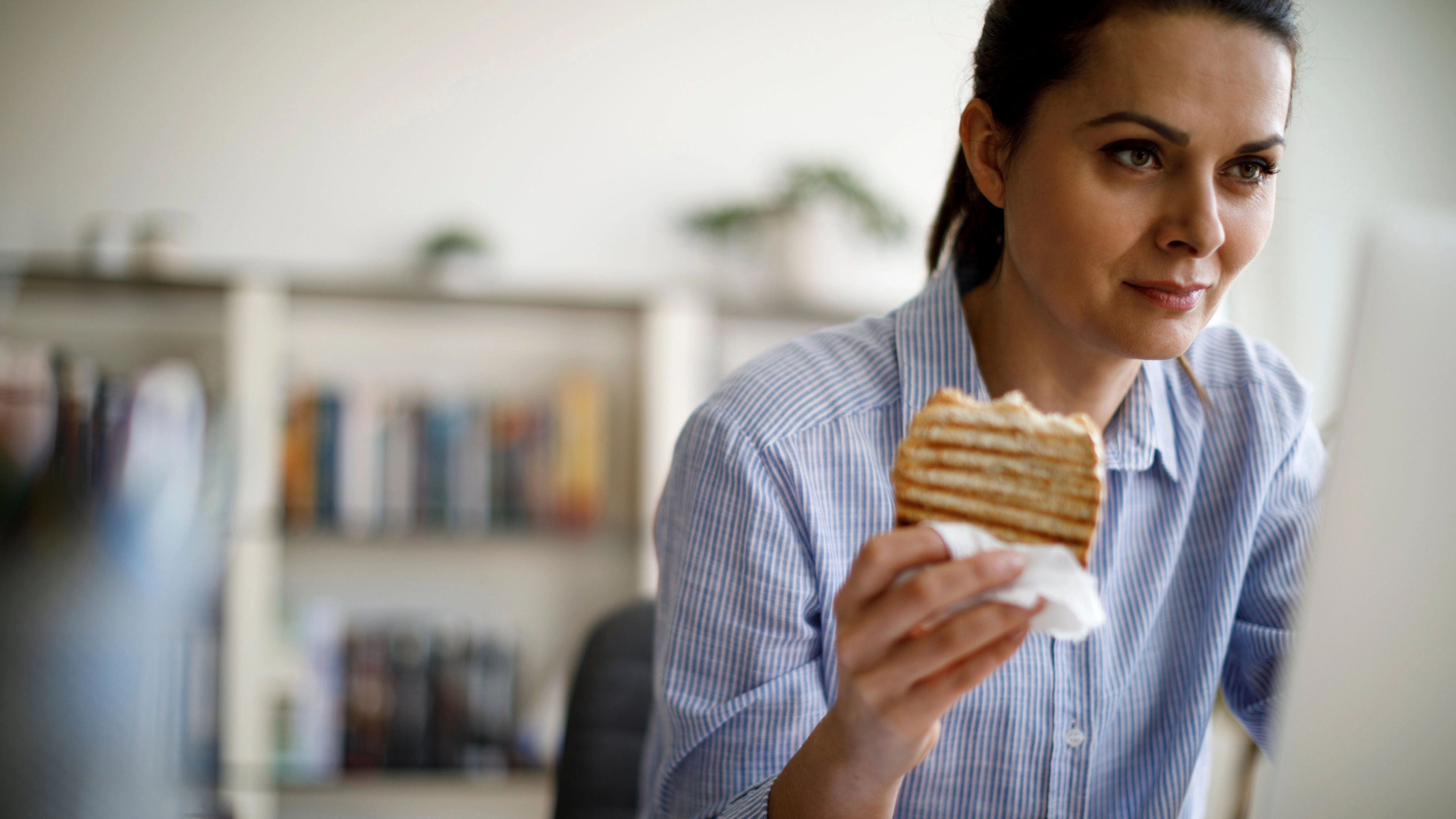 Expert warns why you should never eat lunch at your desk
