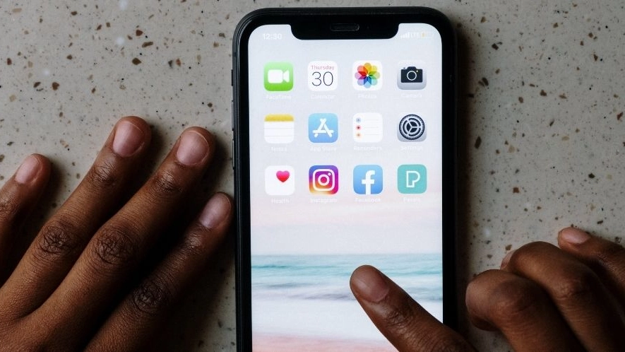 Tech Worker Busts 'Cheating Husband' While Fixing iPhone