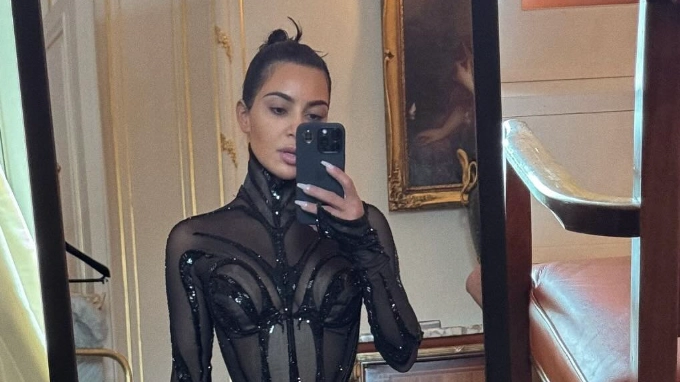 Kim Kardashian's mirror selfie sparks important debate about beauty standards