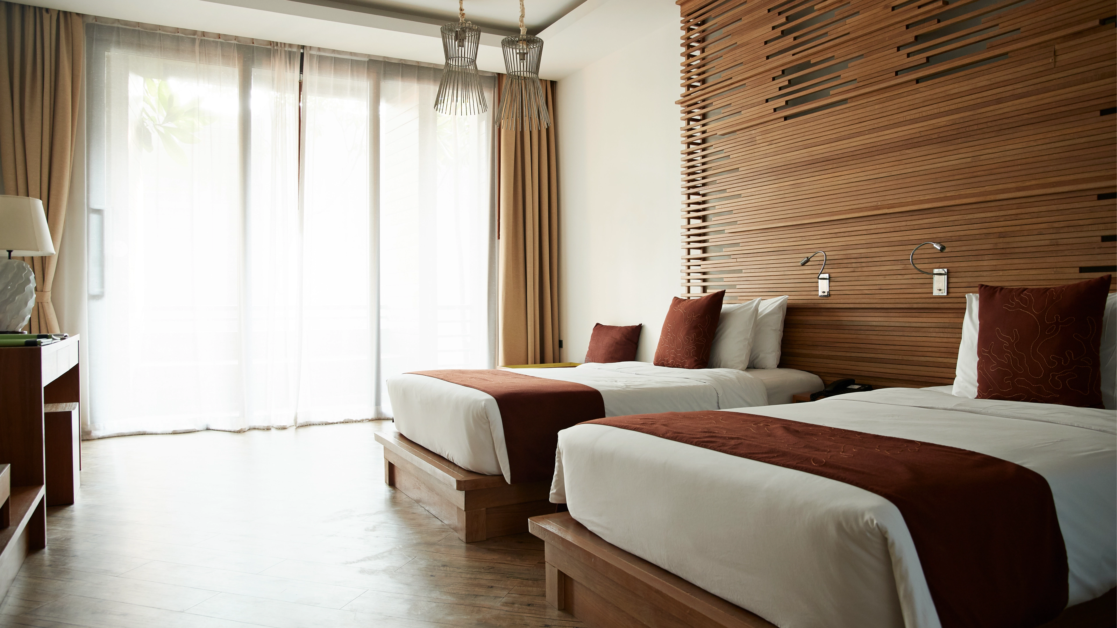 Woman who noticed ‘weird smell’ in hotel room makes terrifying discovery under the bed