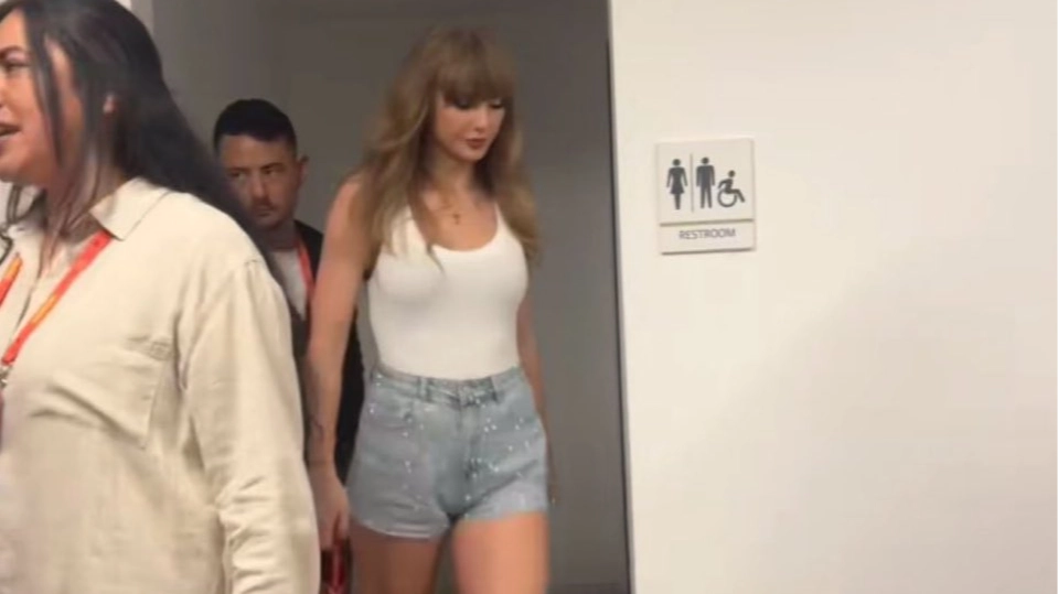 Taylor Swift fans upset after spotting sad detail in photo of her going to toilet