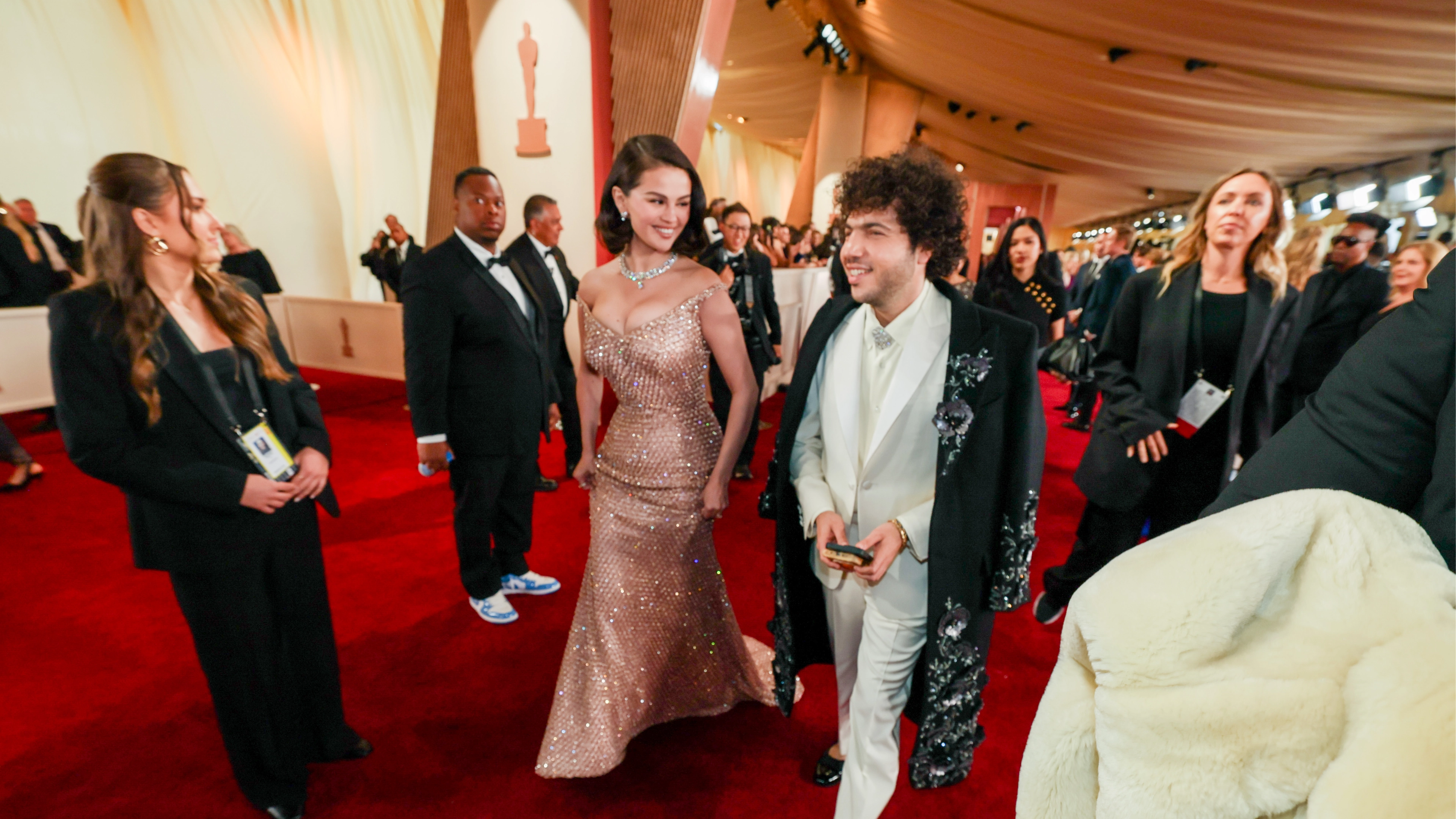 Lip reader reveals Benny Blanco’s sweet 6-word comment to Selena Gomez on Oscar’s red carpet