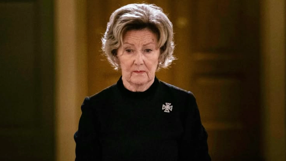 Queen Sonja’s heartbreaking message for late husband King Harald as she stands next to his coffin