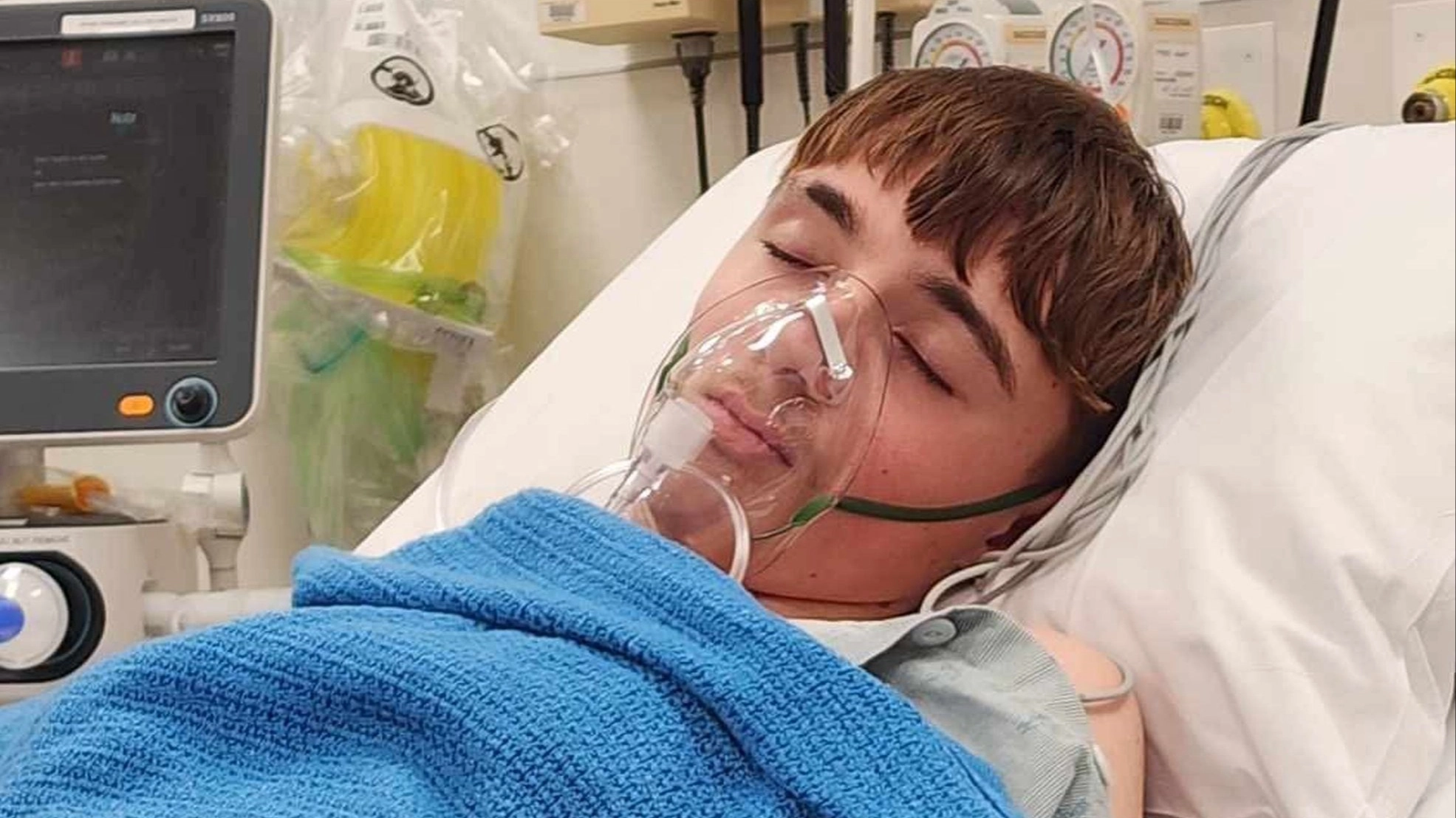 Disturbing images show teen's shrivelled and black lungs after vaping for three years
