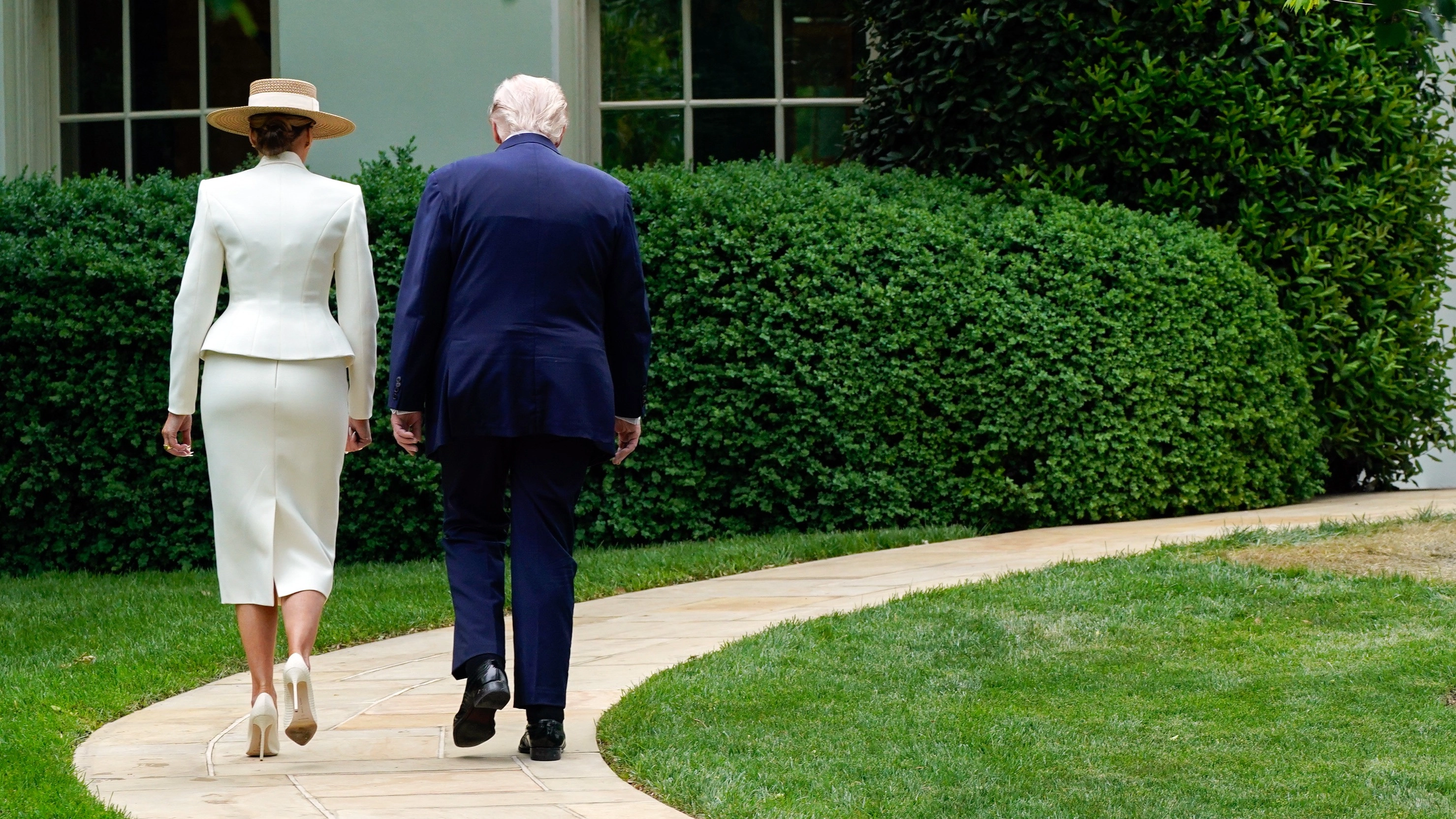 Donald Trump's intimate gesture toward Melania in front of King Charles and Queen Camilla sparks major backlash