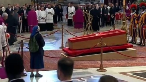 Heartbroken nun who knew Pope Francis breaks huge Vatican protocol at open coffin