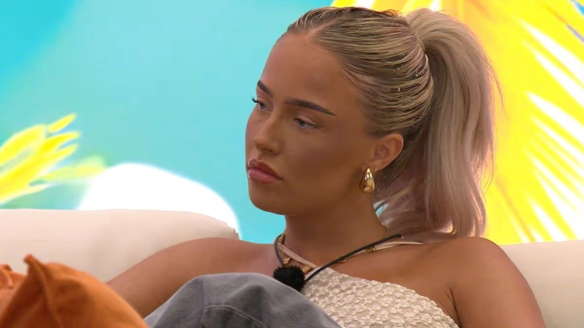Love Island UK star Ellie sparks theory after walking around the villa with handbag