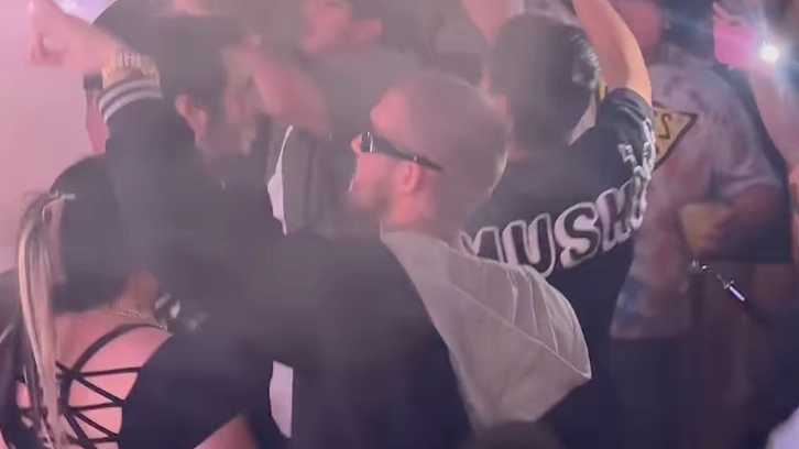 Nightclub responds after Justin Bieber impersonator fools them into letting him perform to crowd