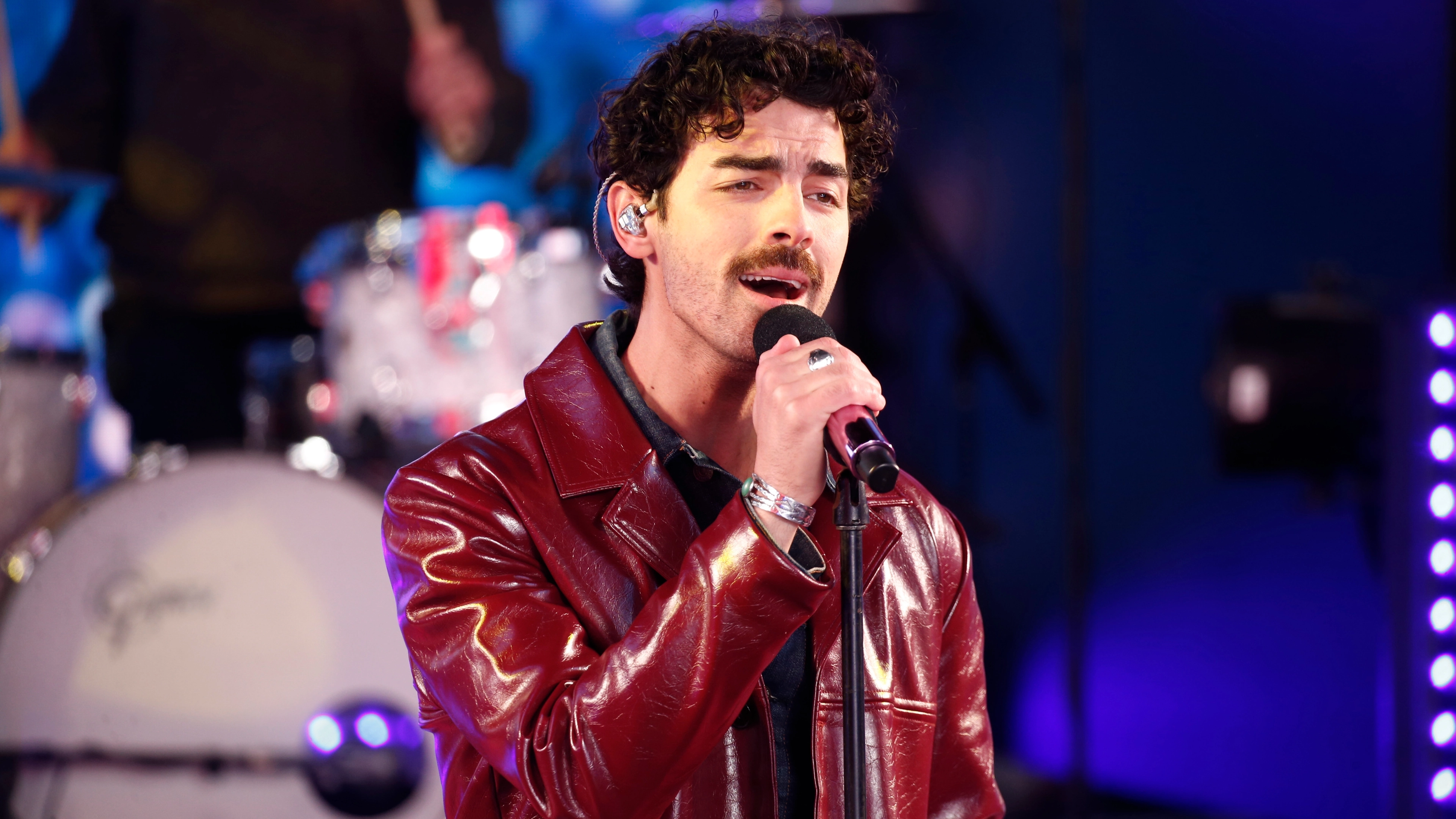 Hollywood star who Joe Jonas said he awkwardly lost his virginity to had very blunt response to his admission