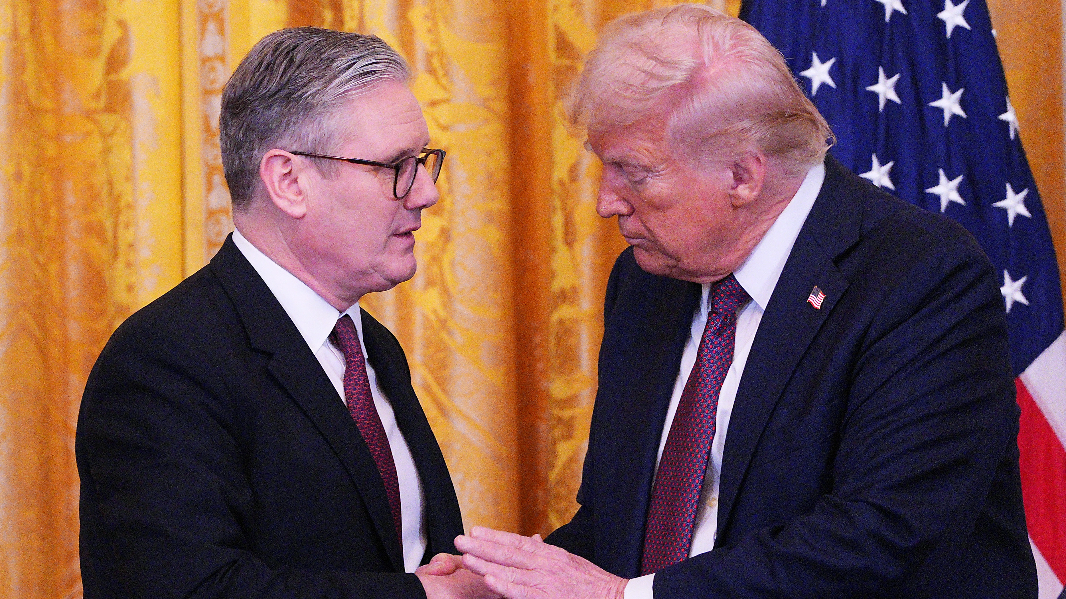 Lip reader exposes surprising four-word comment Donald Trump said to Keir Starmer when he arrived at White House