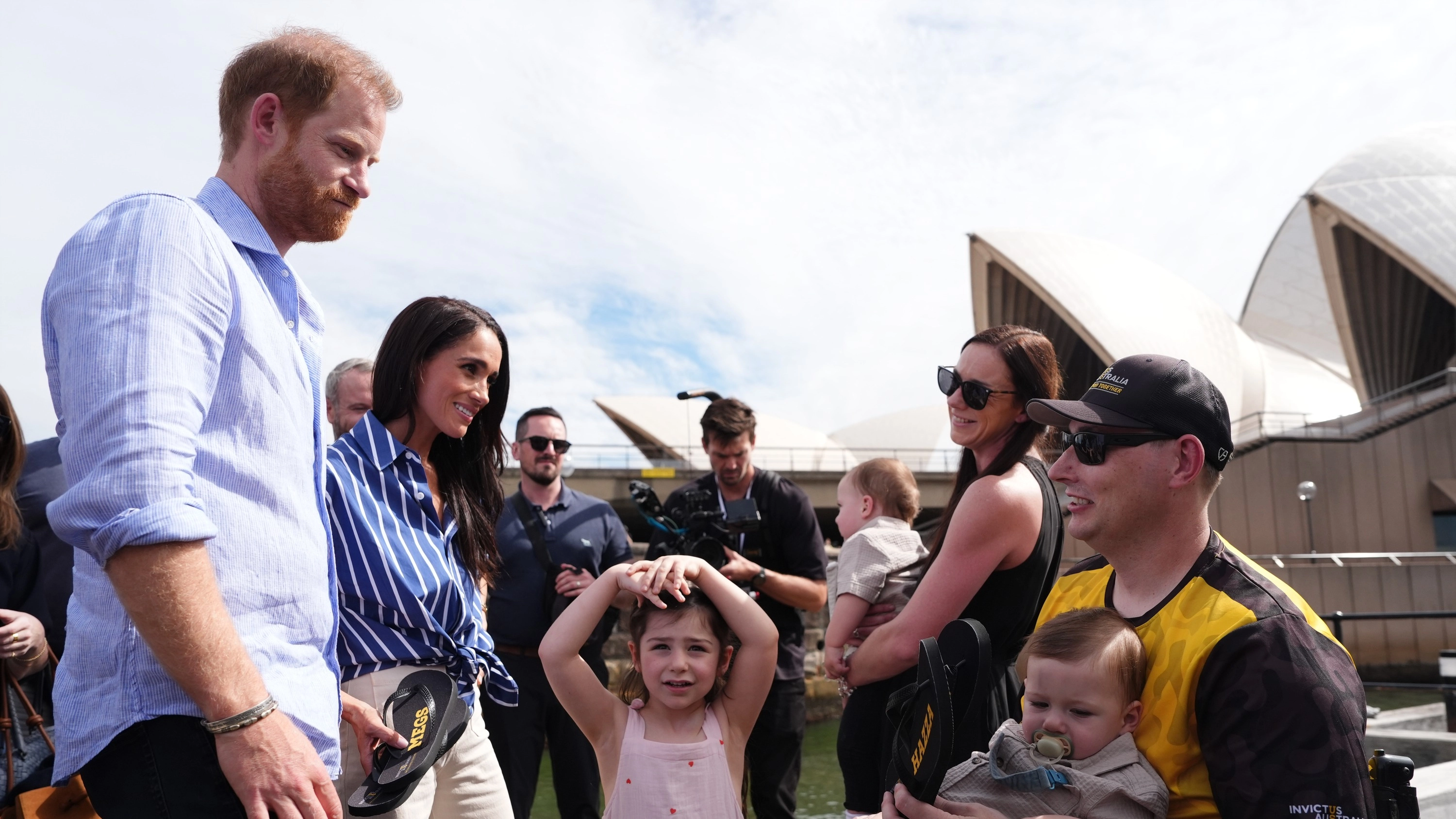 Prince Harry and Meghan Markle's reaction praised after receiving a pair of personalised 'thongs' during Australia trip