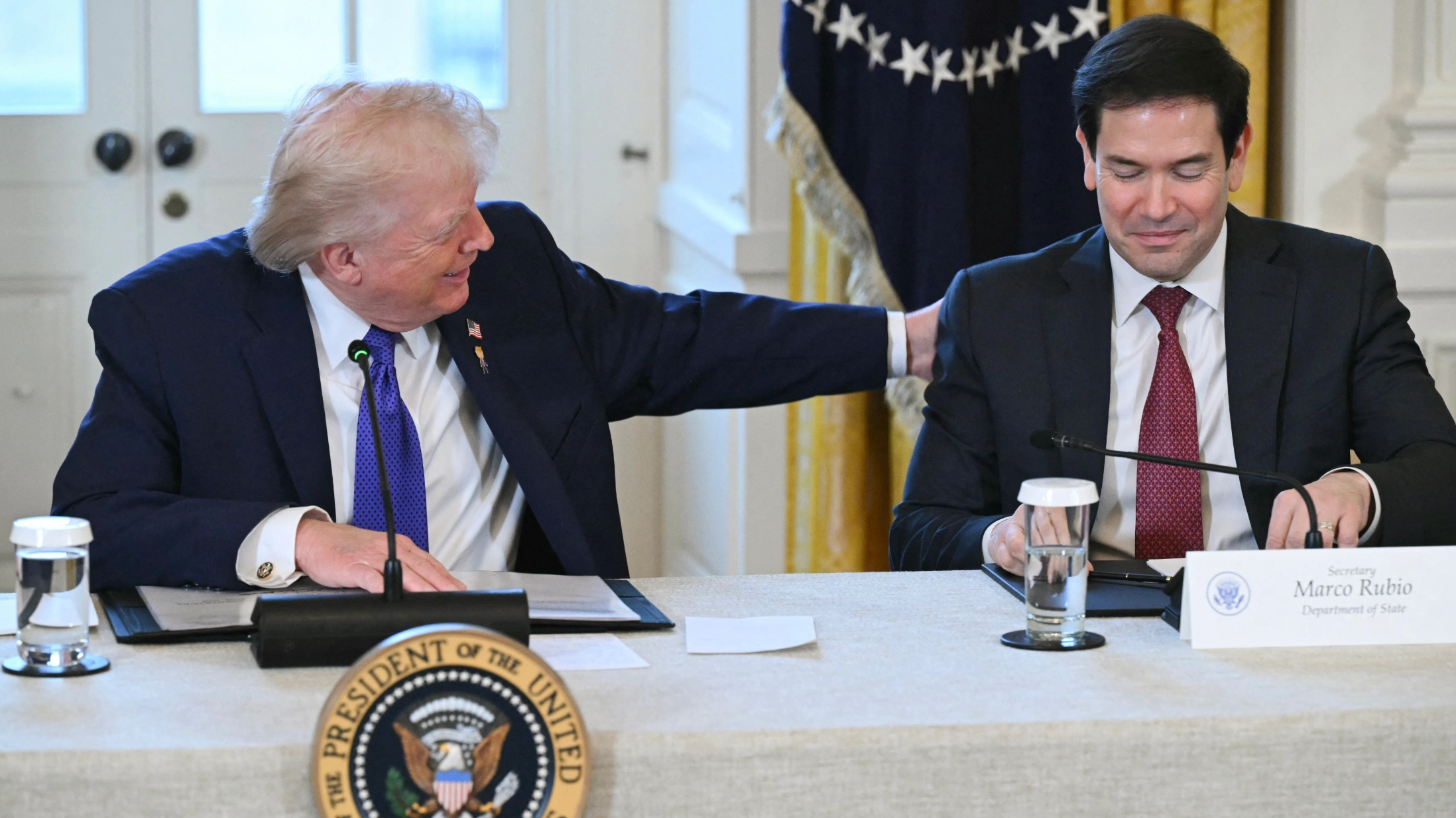 Donald Trump appears to make Marco Rubio uncomfortable after reading private note out loud