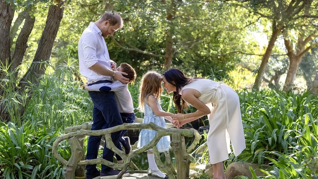 Royal fans spot awkward 'Photoshop error' in Meghan and Harry’s Christmas card