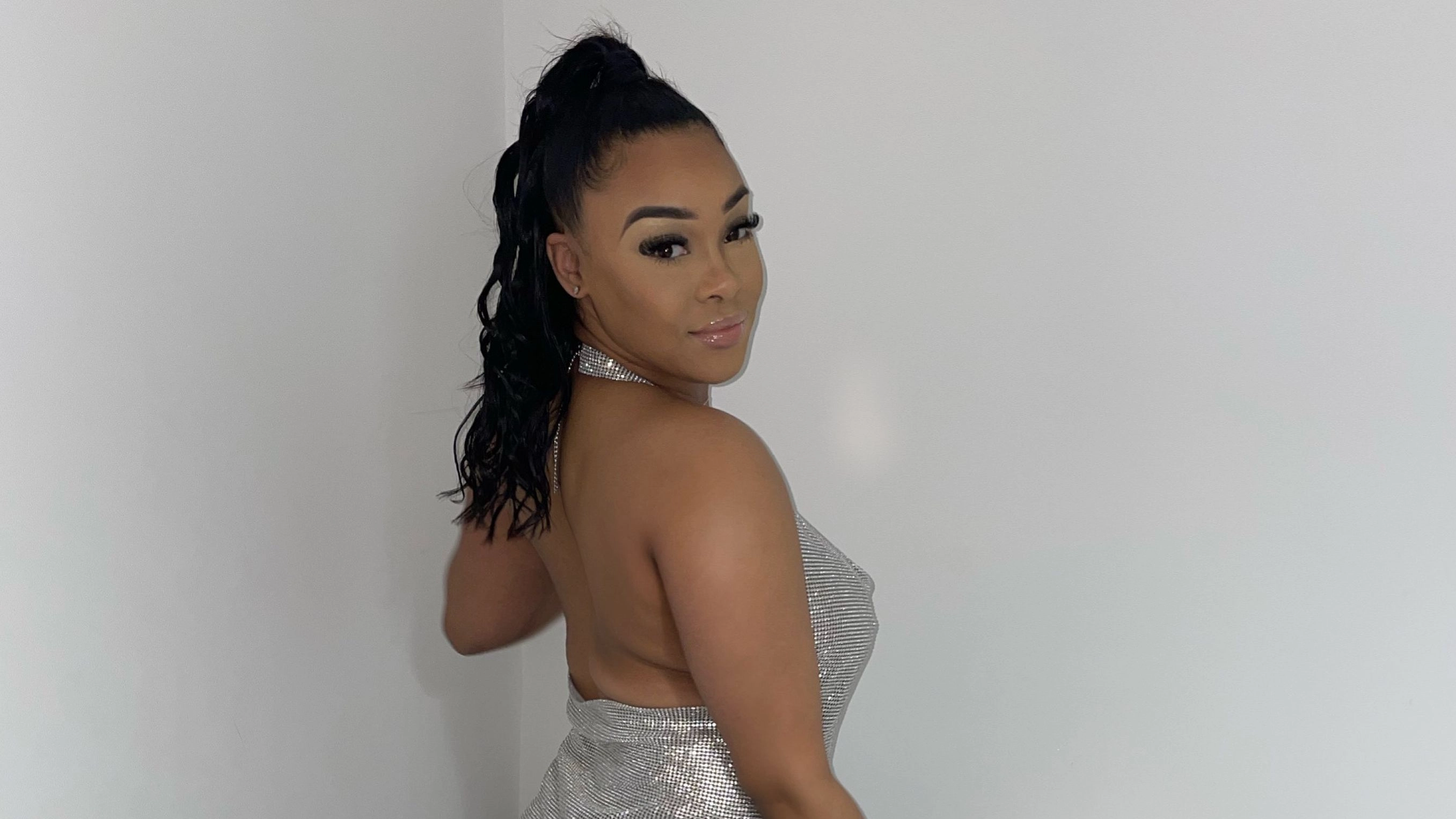 Size 10 Woman Is 'Fat Shamed' By Retailer After £75 Dress 'Falls Apart' On New Year's Eve