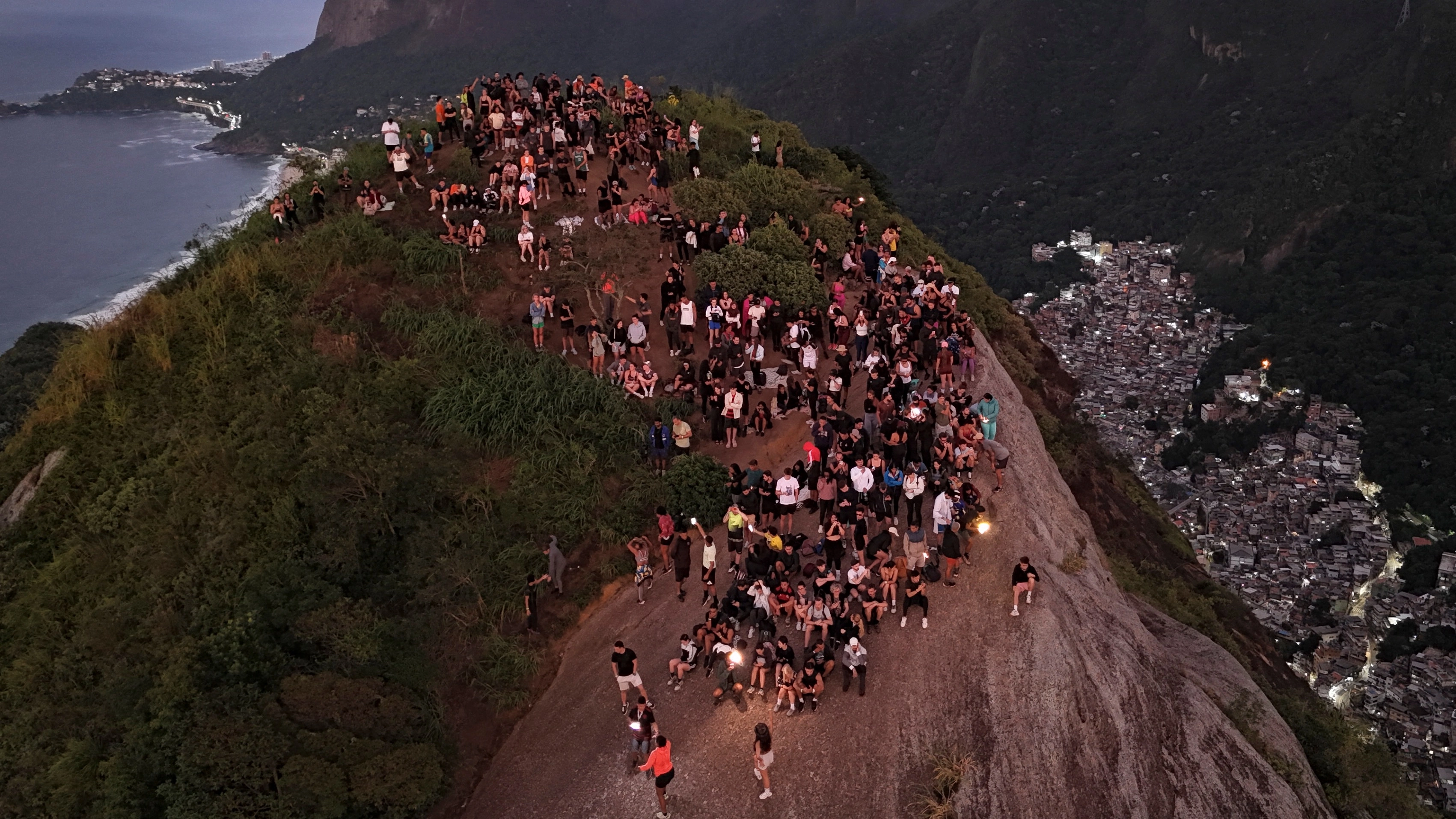 Shootout between police and gang members forces around 200 tourists to be trapped on top of mountain