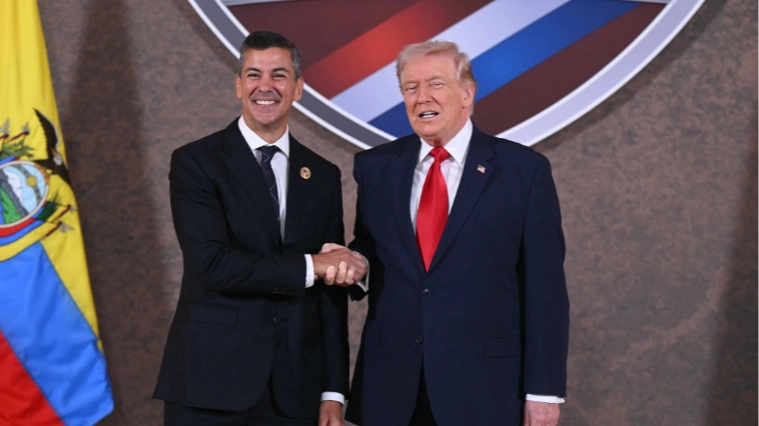 People notice Trump's attempted tug-of-war handshake with Paraguay president that he just 'can't pull off'