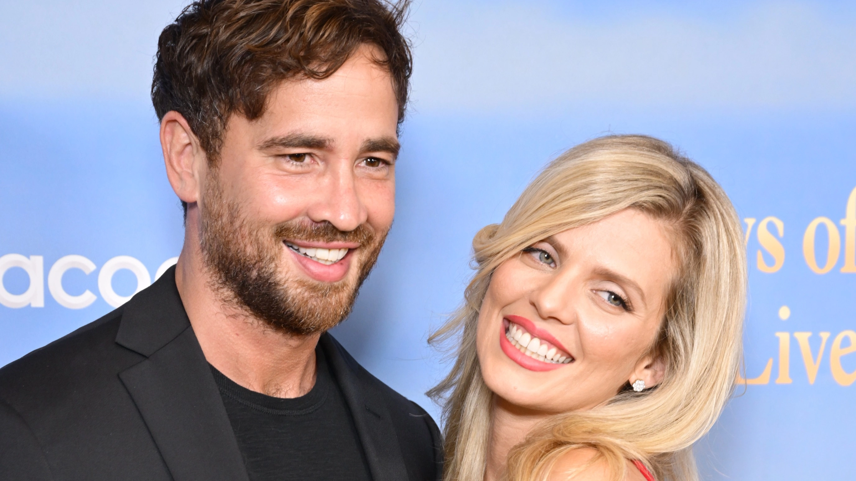 90210 star AnnaLynne McCord marries UK rugby player after receiving $14,200 through crowdfund for wedding