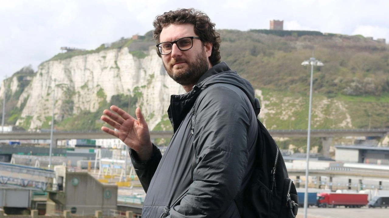 Dad, 35, dies suddenly on vacation 36 hours after dismissing common symptom for food poisoning