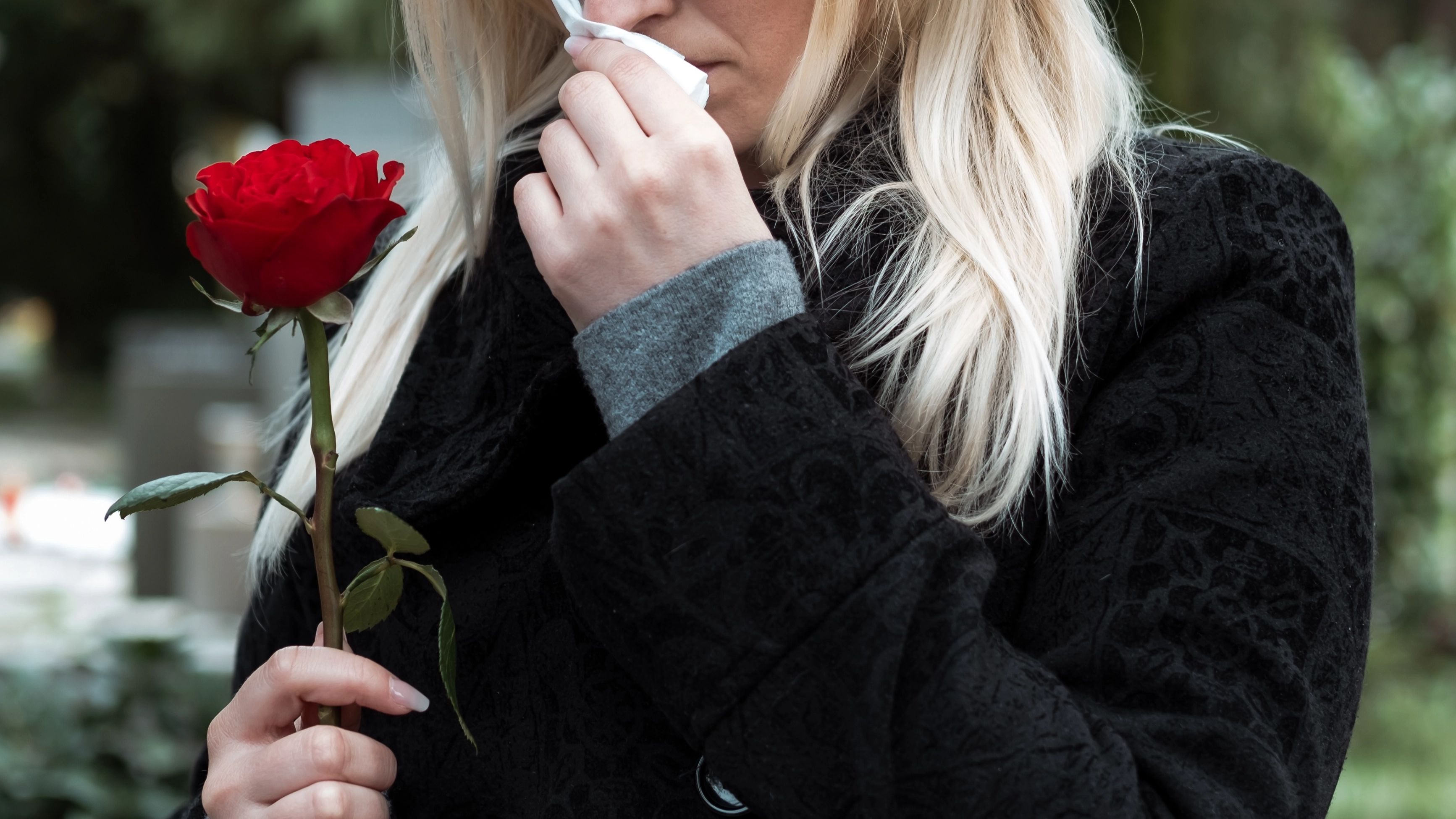 Daughter discovers dad's secret after woman and two strangers show up to his funeral