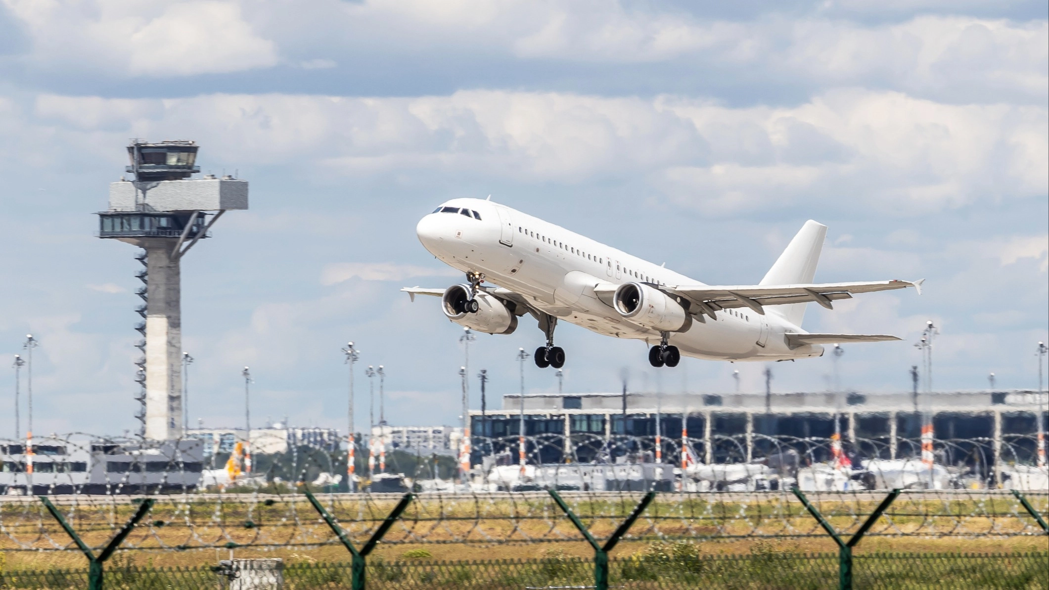Pilot explains the bizarre reason why planes feel like they're 'sinking' during take-off