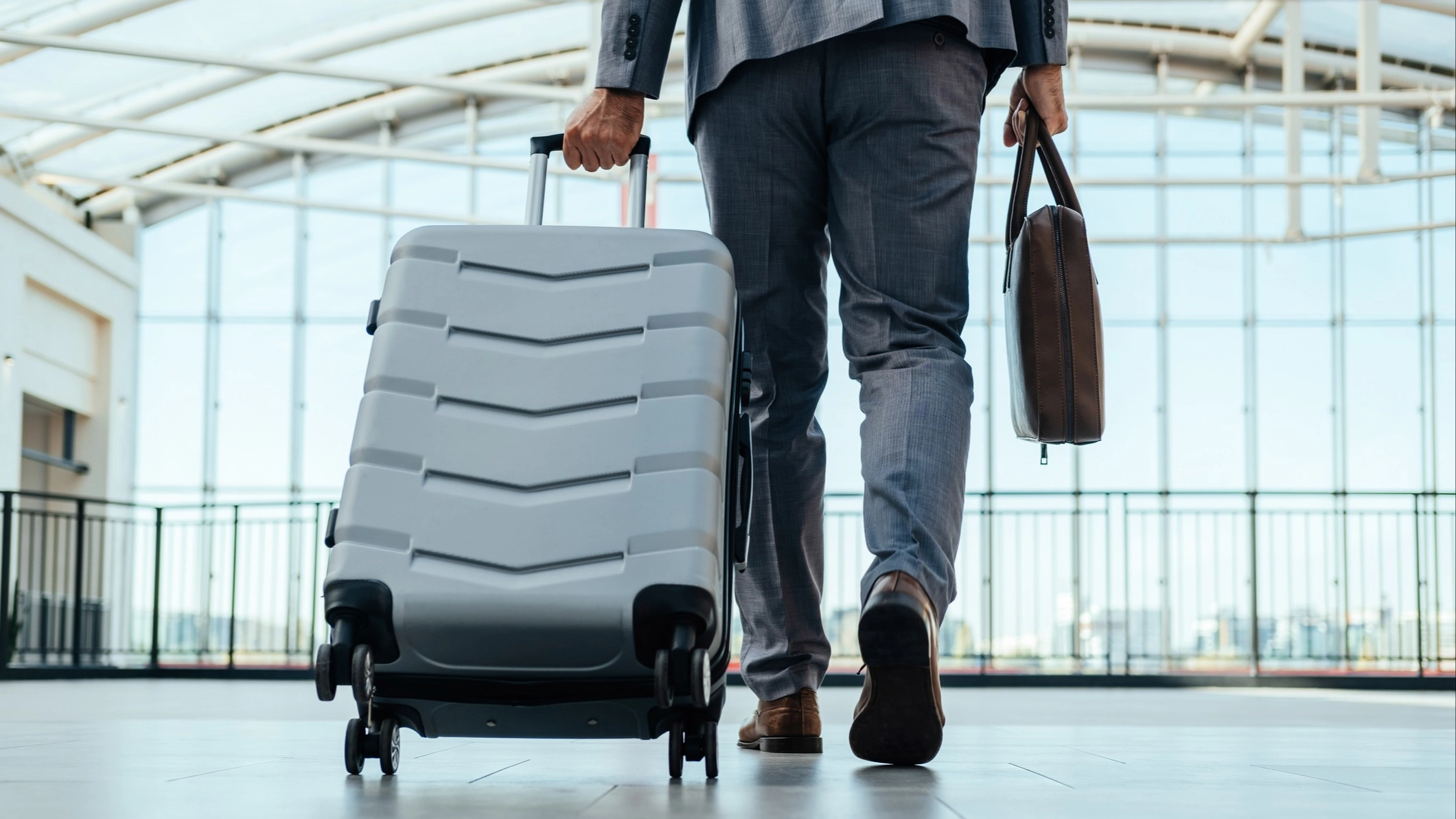 Security expert says you should never travel with a grey or black suitcase for important reason