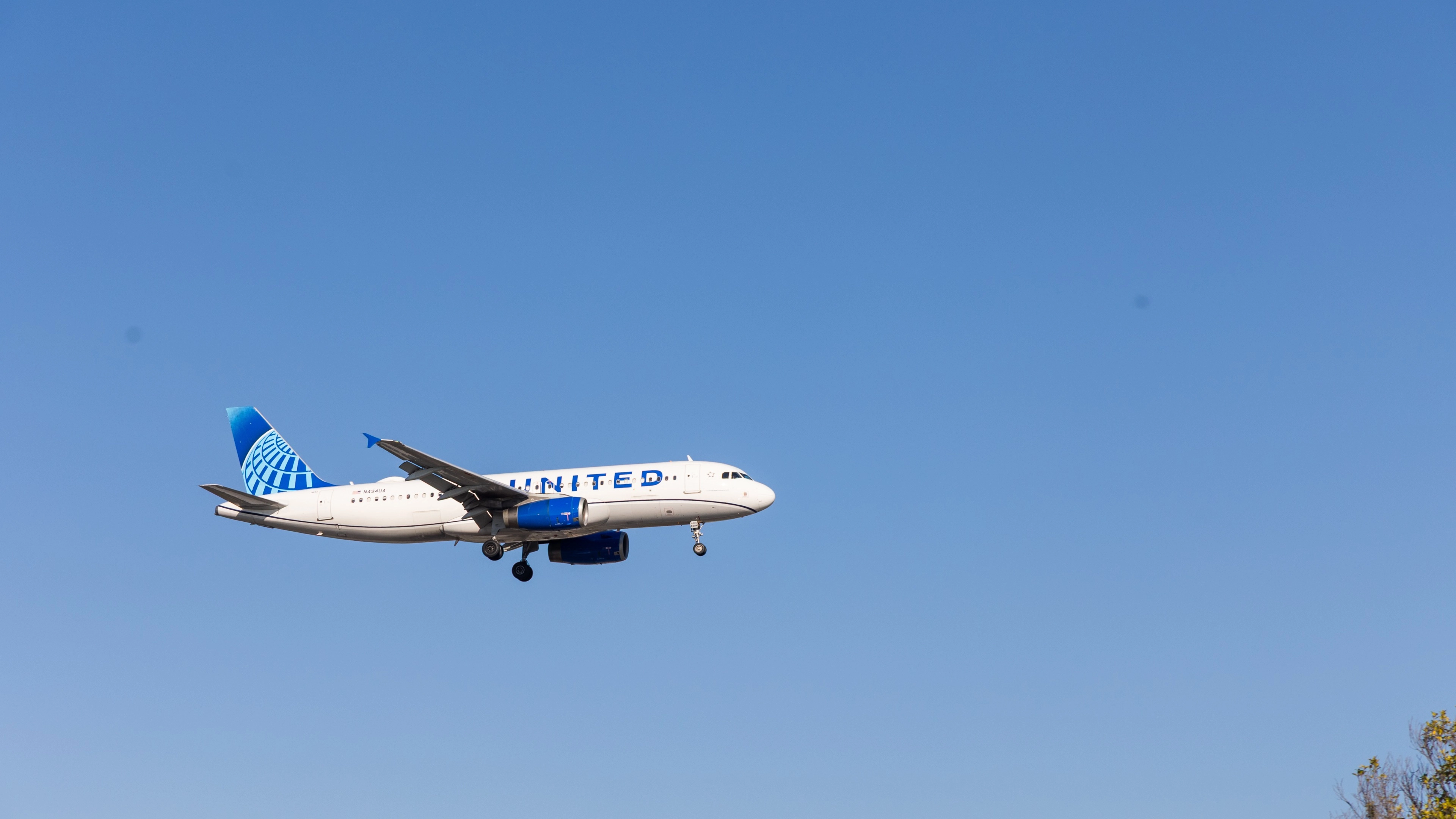 United Airlines flight forced to turn around midair after crew member spotted worrying text on passenger’s phone