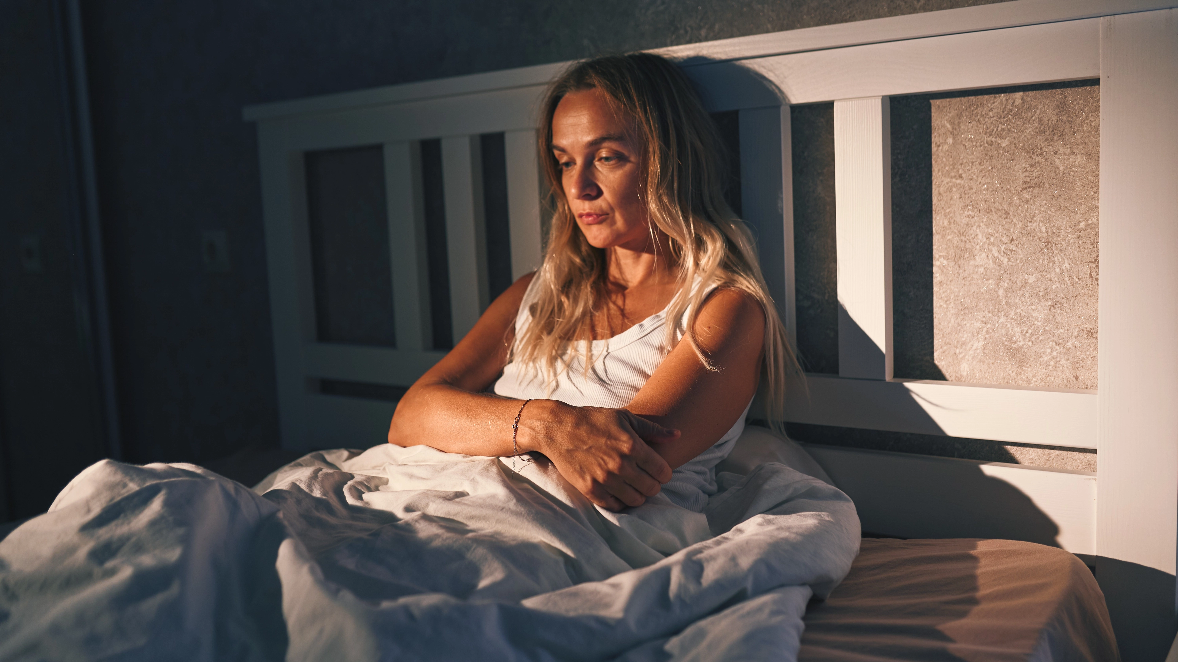 Relationship expert issues warning to couples who go to bed at different times