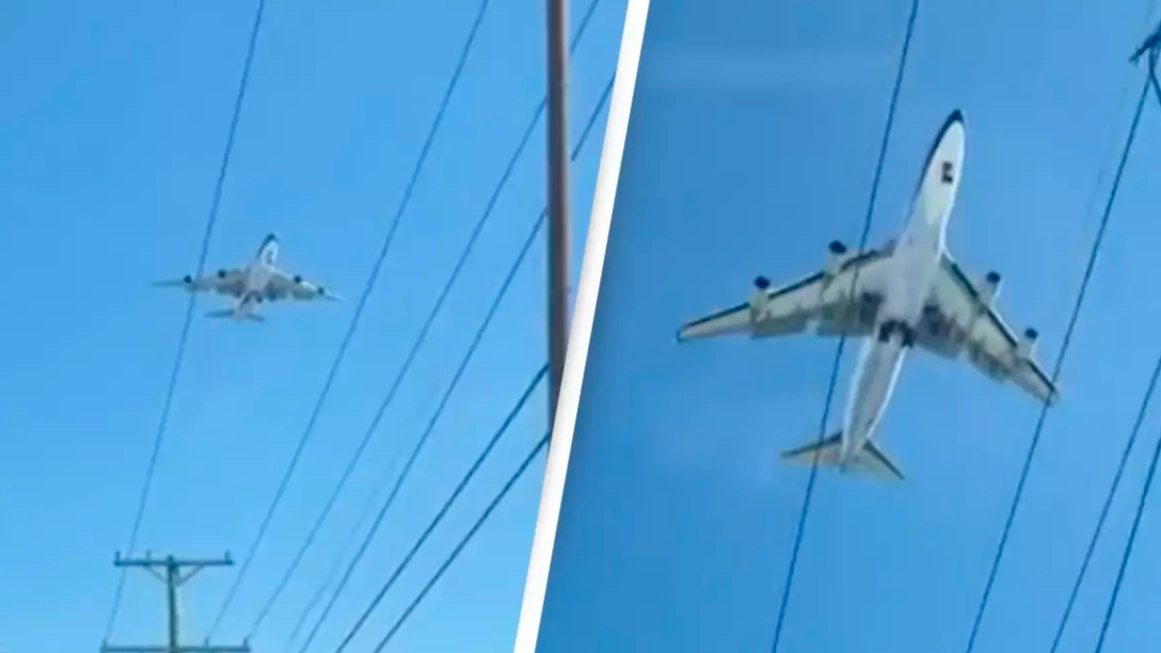 People are convinced there’s a ‘glitch in the matrix’ after plane spotted not moving in sky