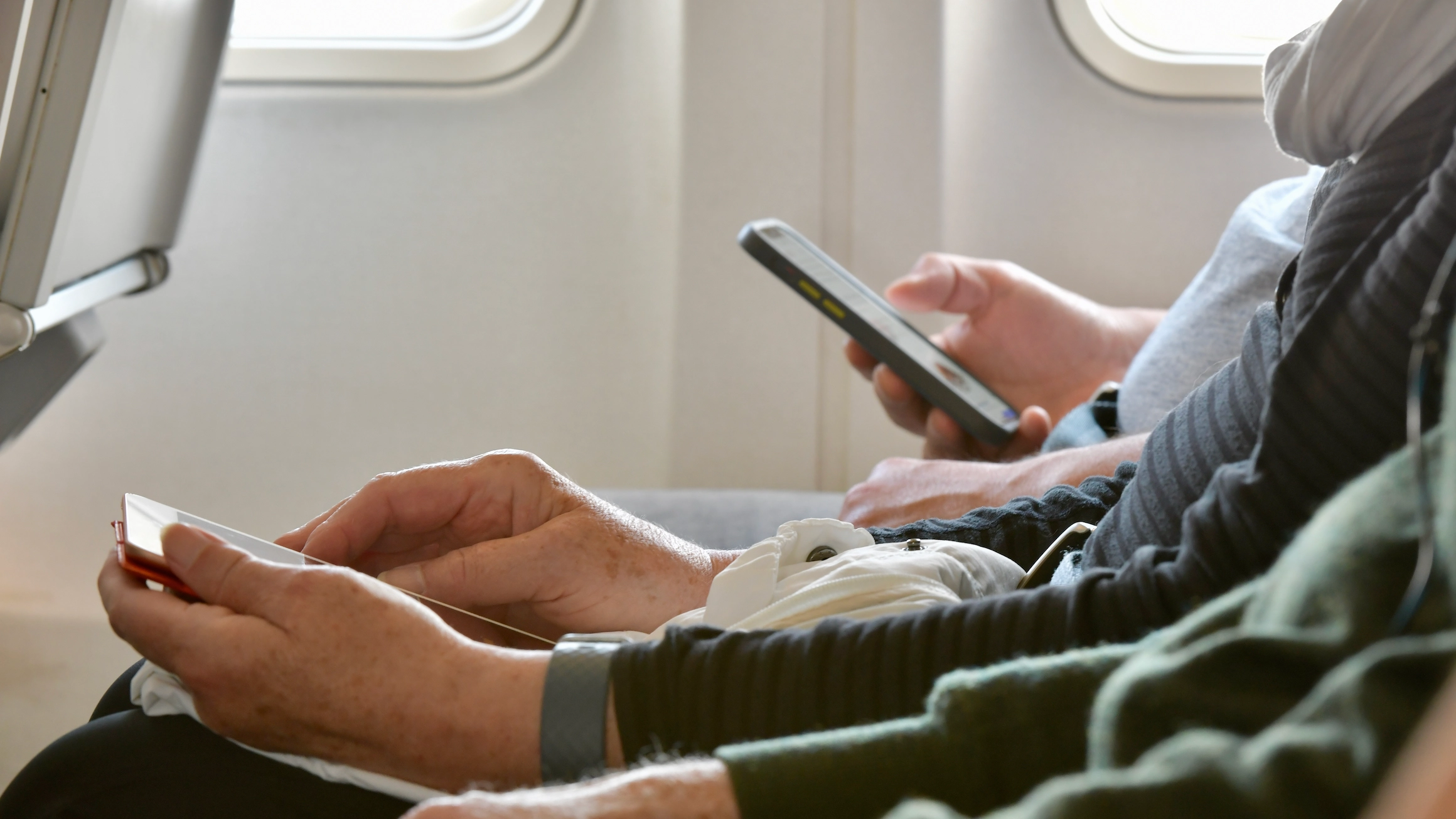 Terrifying reason why you have to alert flight attendant if you drop your phone down the seat
