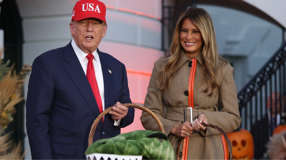 Everyone's pointing out the same thing as Trump welcomes trick-or-treaters to White House