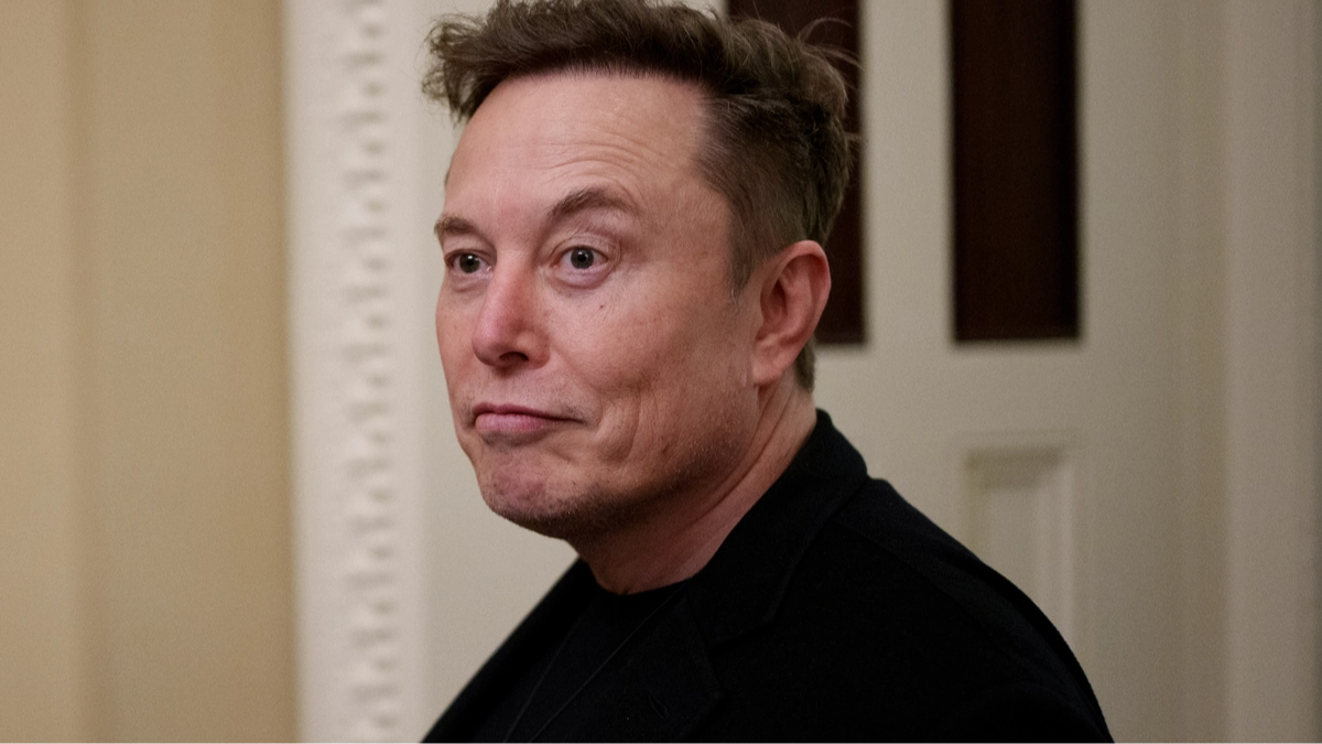Woman scammed out of hundreds of thousands of dollars after believing she was 'talking daily' to Elon Musk