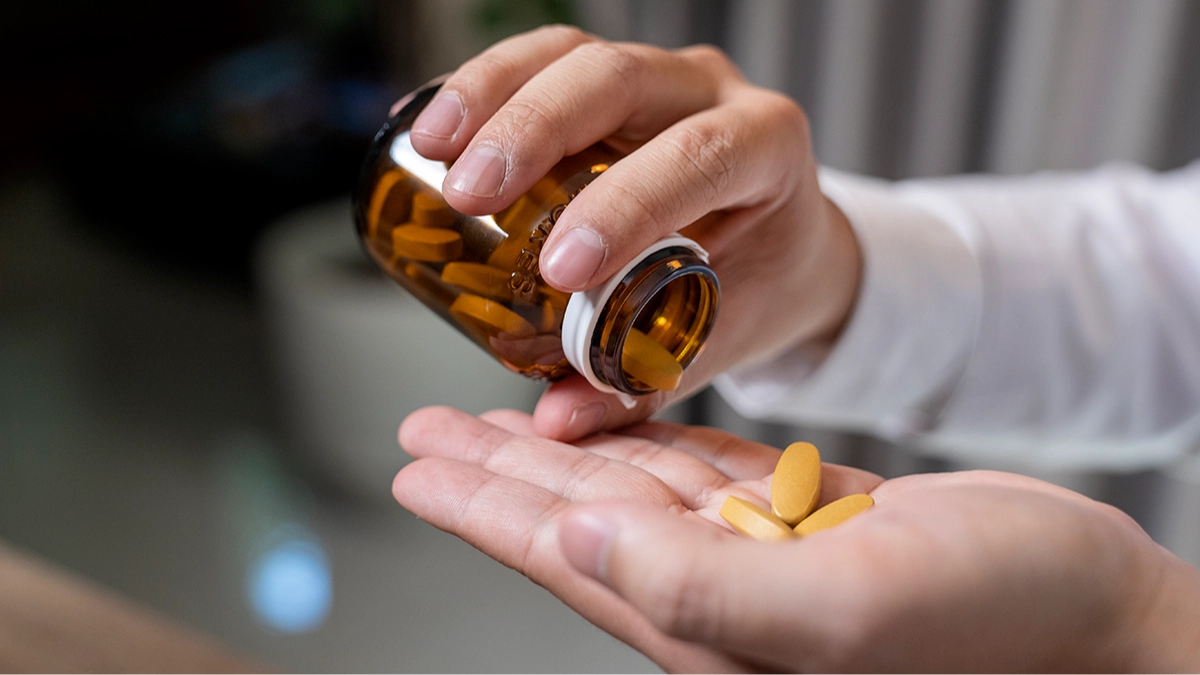 Doctors urge people to stop taking Vitamin C if you experience any of these four symptoms