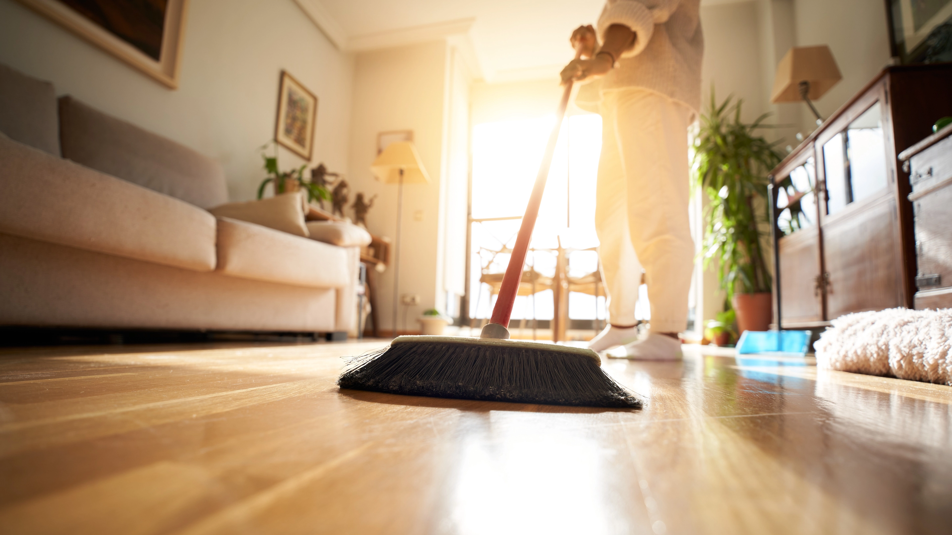'Sweeping' dating trend explained as people 'clean out' their love life