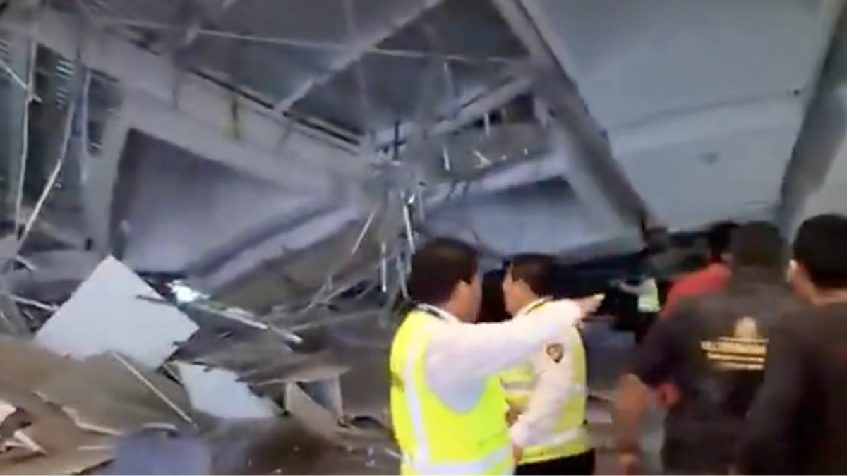 Shopping mall roof horrifically collapses killing 3 and injuring 79 people
