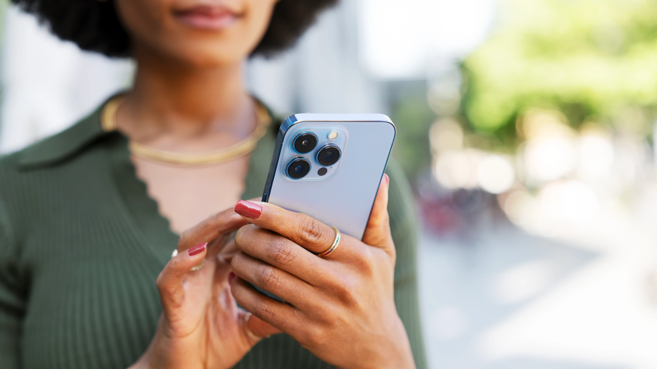 Woman claims you can tell if someone is rich or not from this one common phone habit