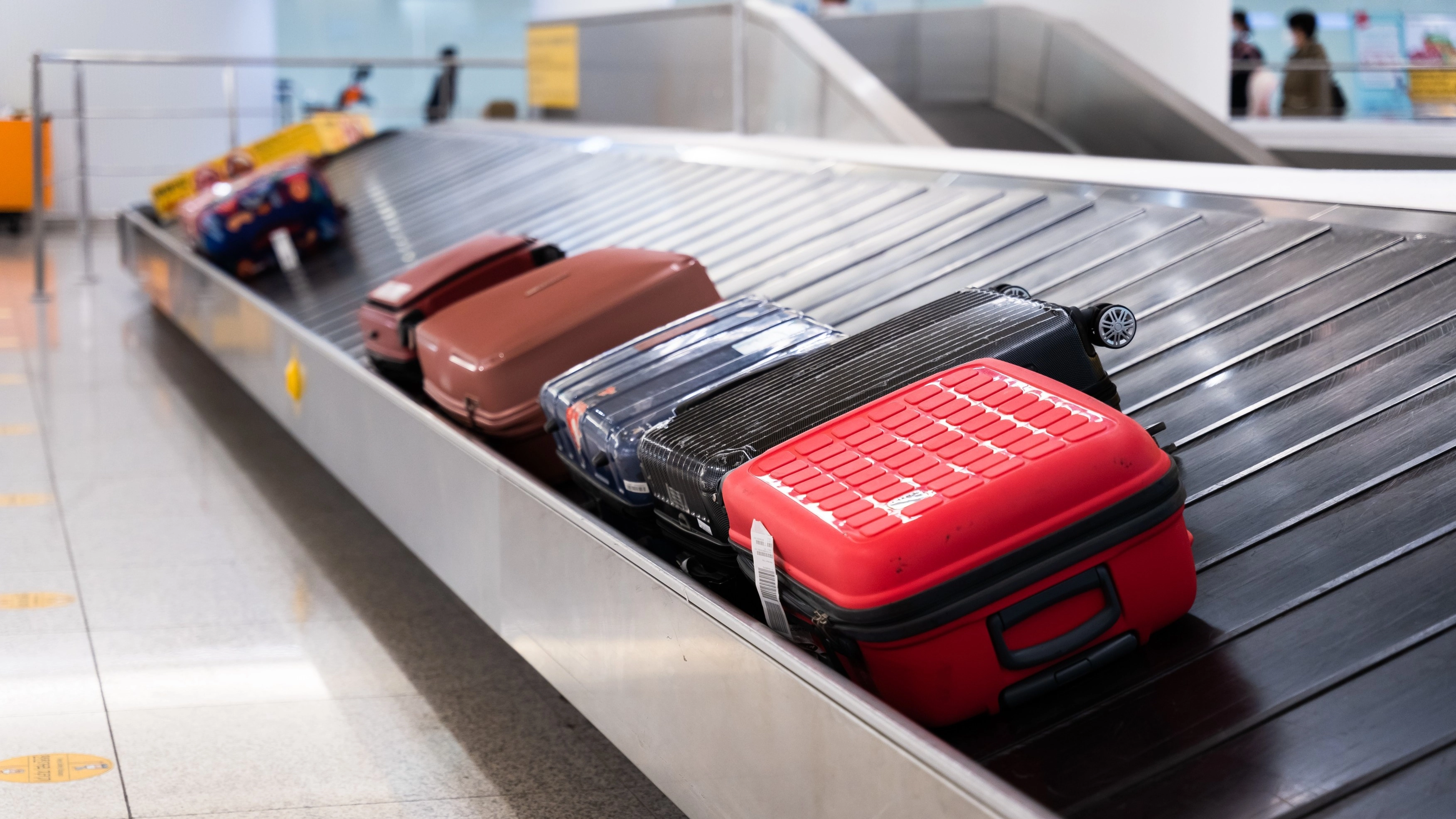 Airport worker issues warning over sneaky luggage tag scam