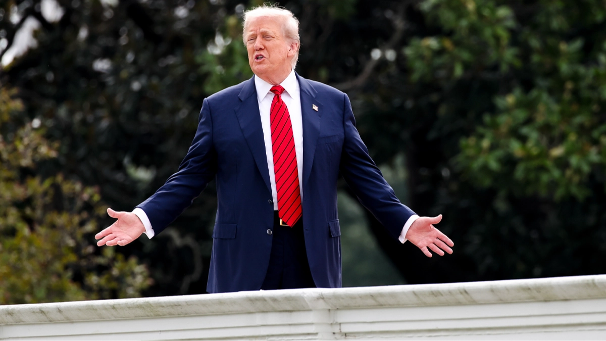 People losing it at Trump’s bizarre 5-word response when asked why he’s standing on the White House roof
