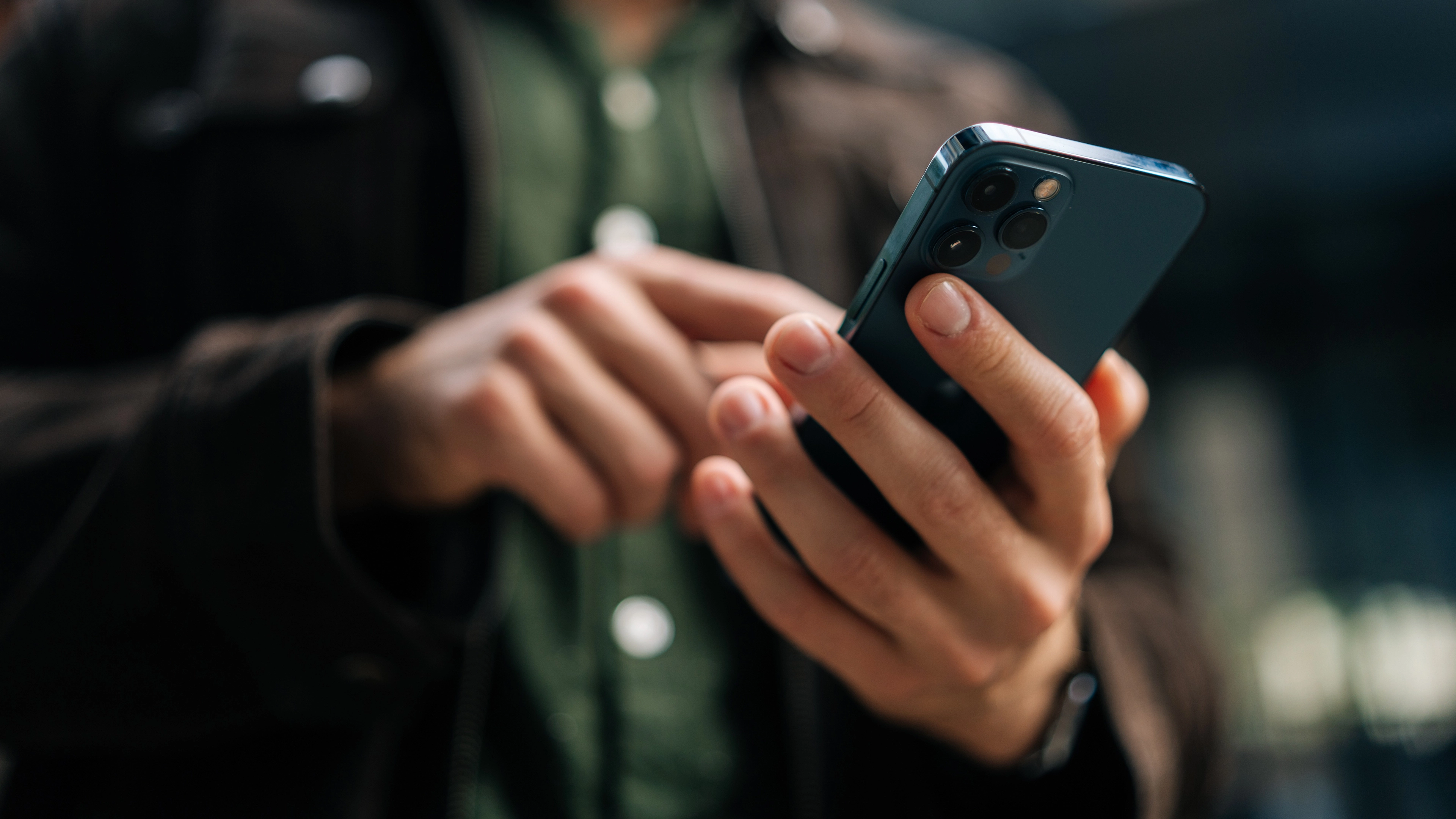 Terrifying reason why we can’t stop refreshing our social media apps