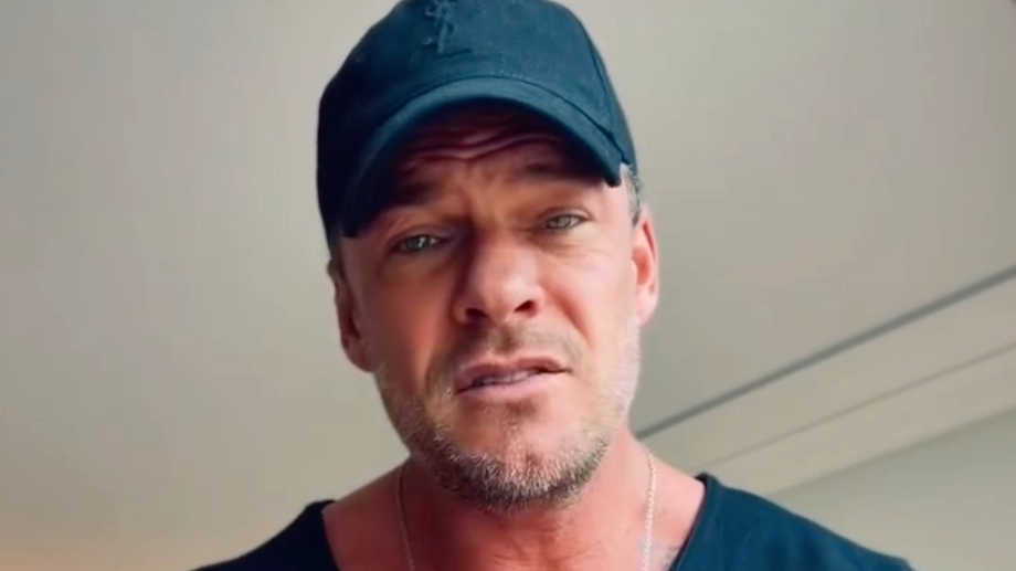 Reacher star Alan Ritchson shows off his singing years after Simon Cowell walked off during American Idol audition