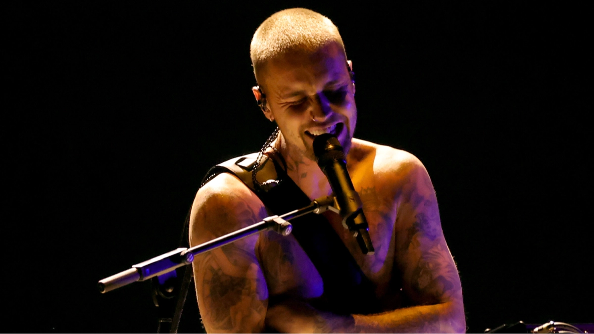 Justin Bieber performs half-naked at Grammys and leaves people extremely confused