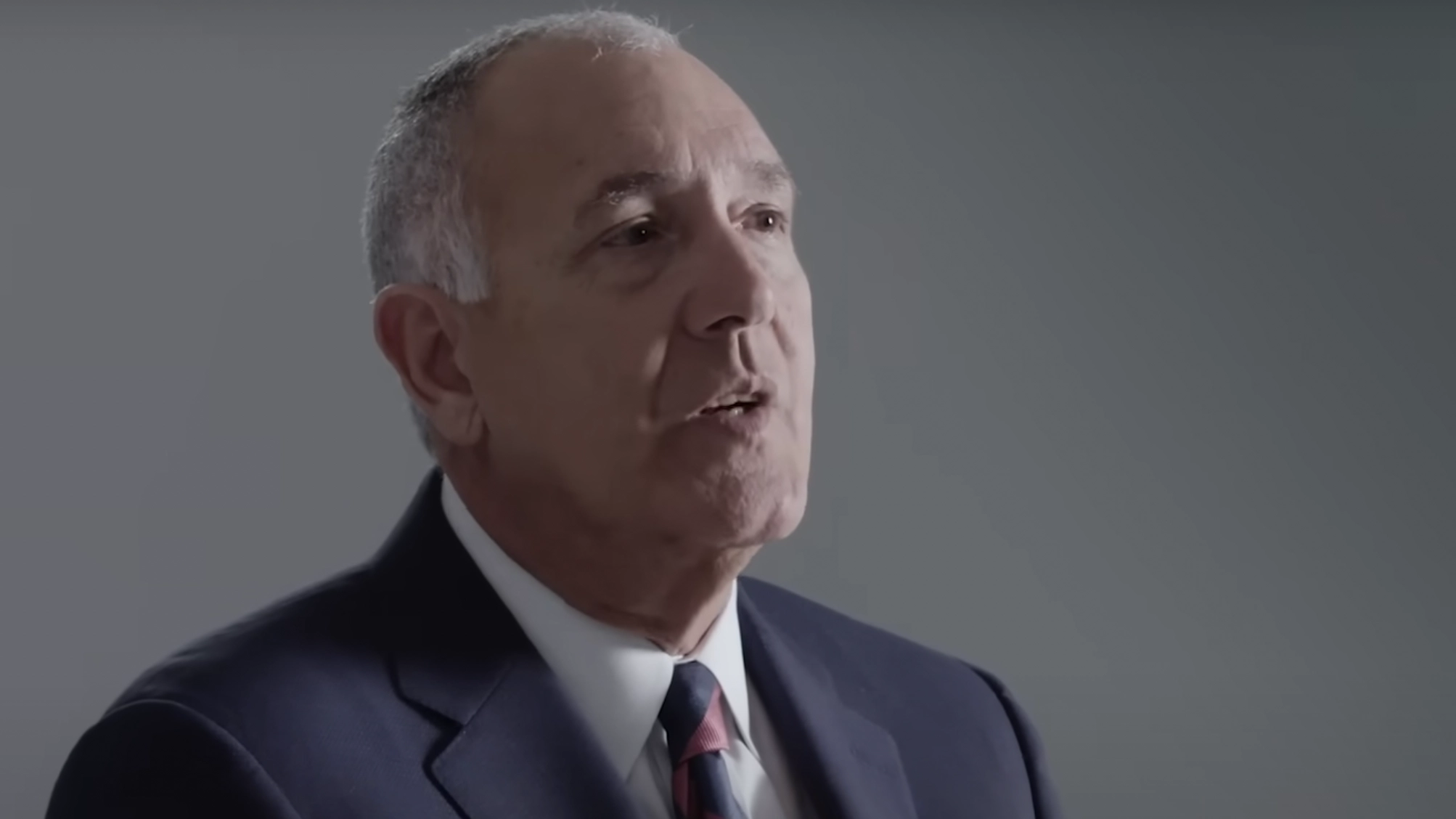 Former FBI agent breaks down the biggest ‘body language myths’ that people claim suggest you’re lying