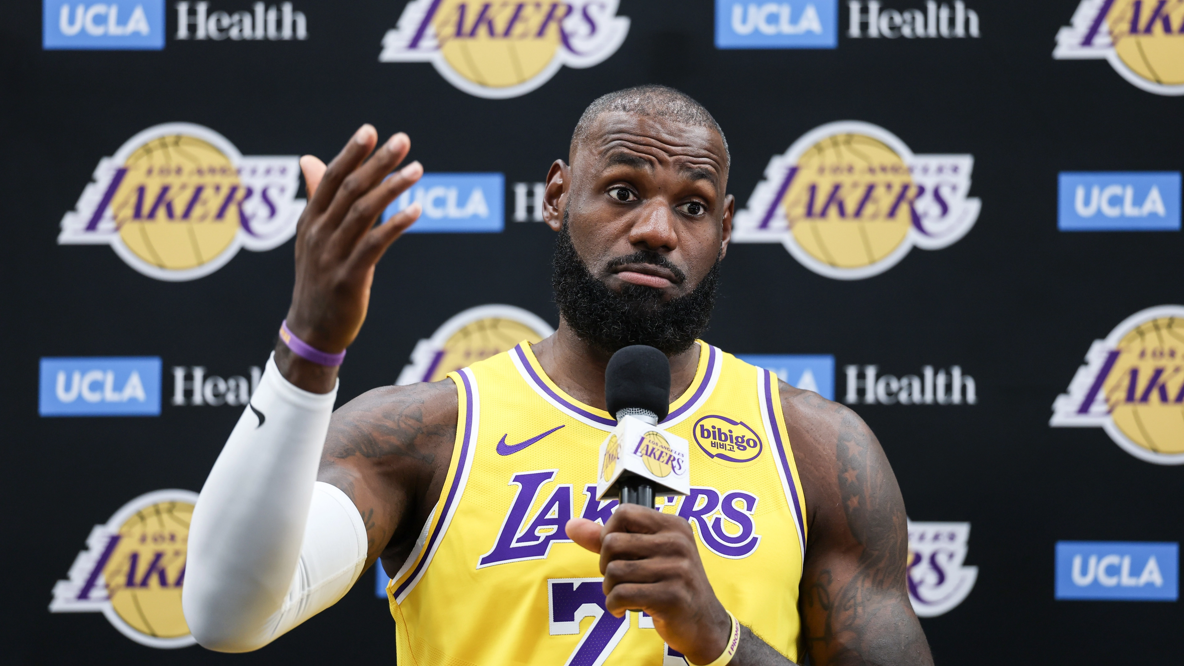 LeBron James gives unexpected response to debate of whether he’s better than Michael Jordan