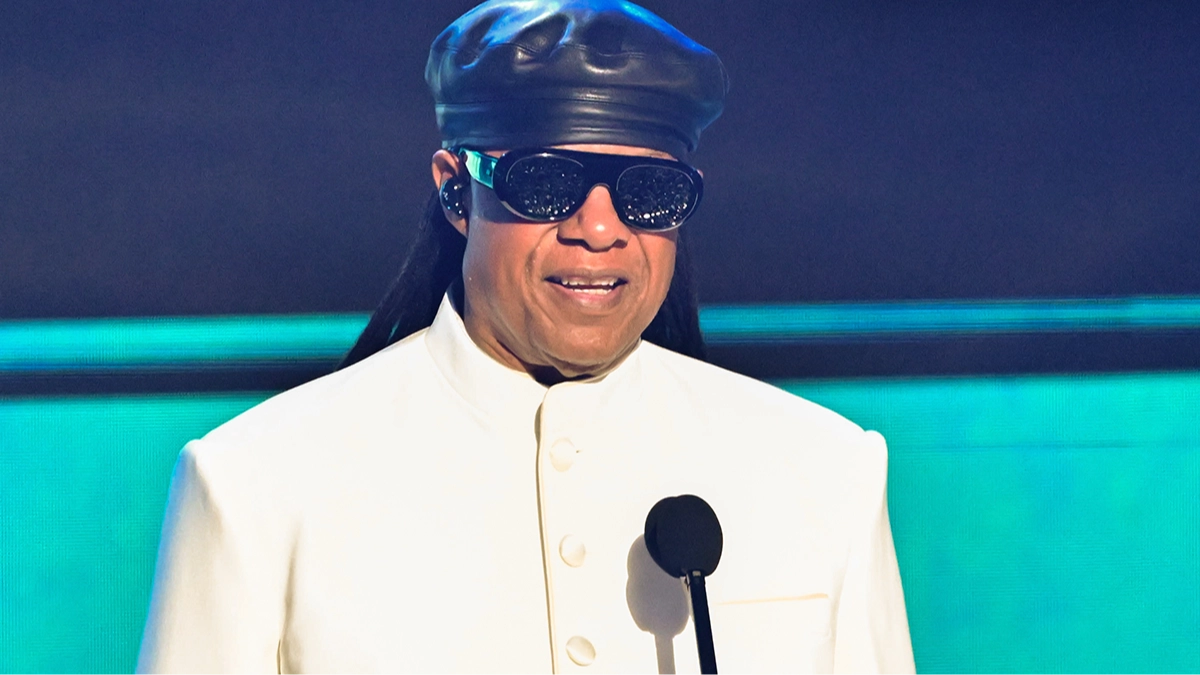 Stevie Wonder finally addresses long-standing rumor that he can actually see