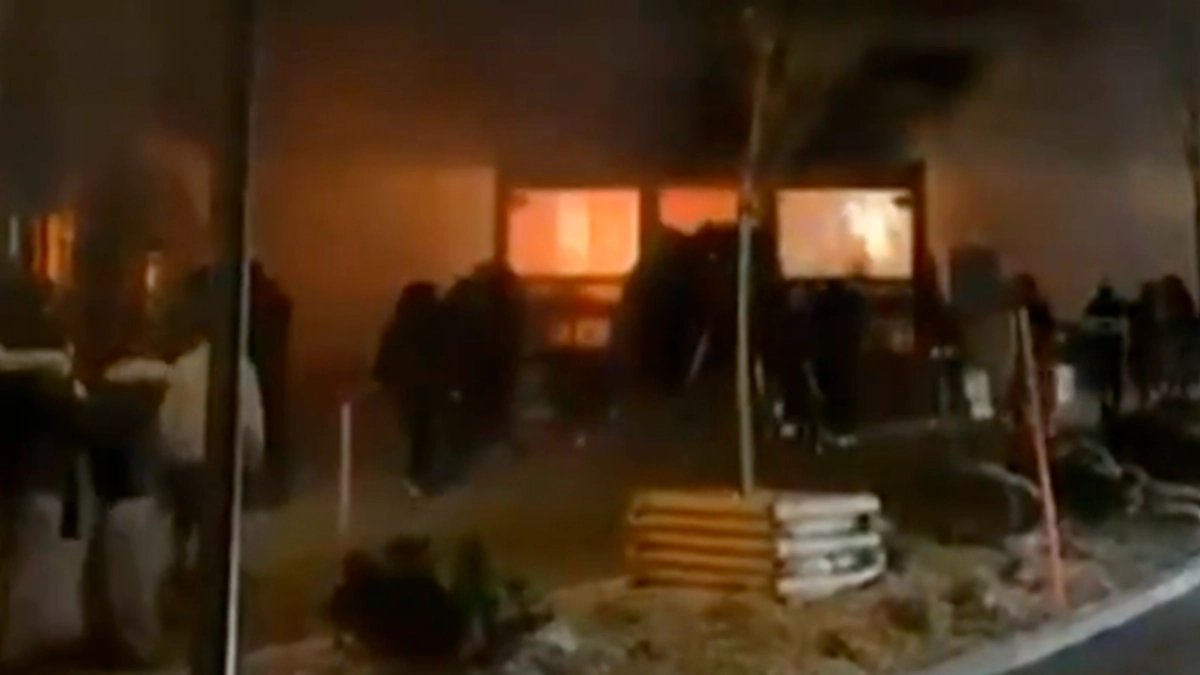 Swiss Rrsort Fire Terrifying footage of moment fire at Swiss ski resort started as ...
